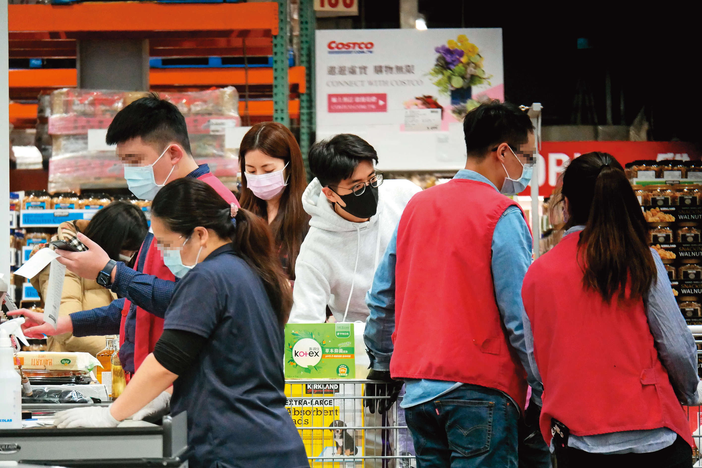 3月7日，15：54，兩人在櫃台前排隊等待結帳，採買了不少生活用品，包括衛生棉等。