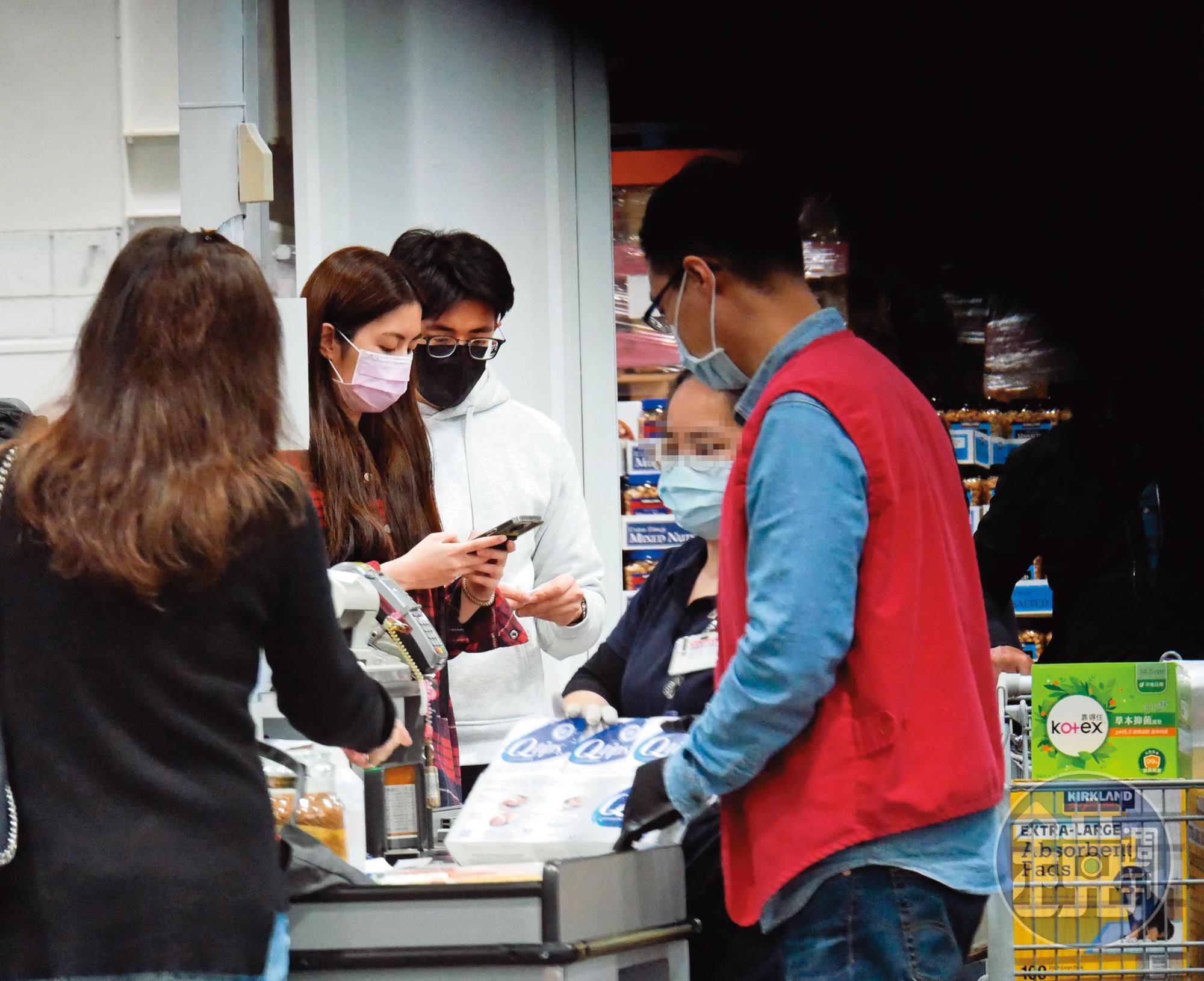 3月7日，15：55，任容萱一直很忙，低著頭緊盯手機。