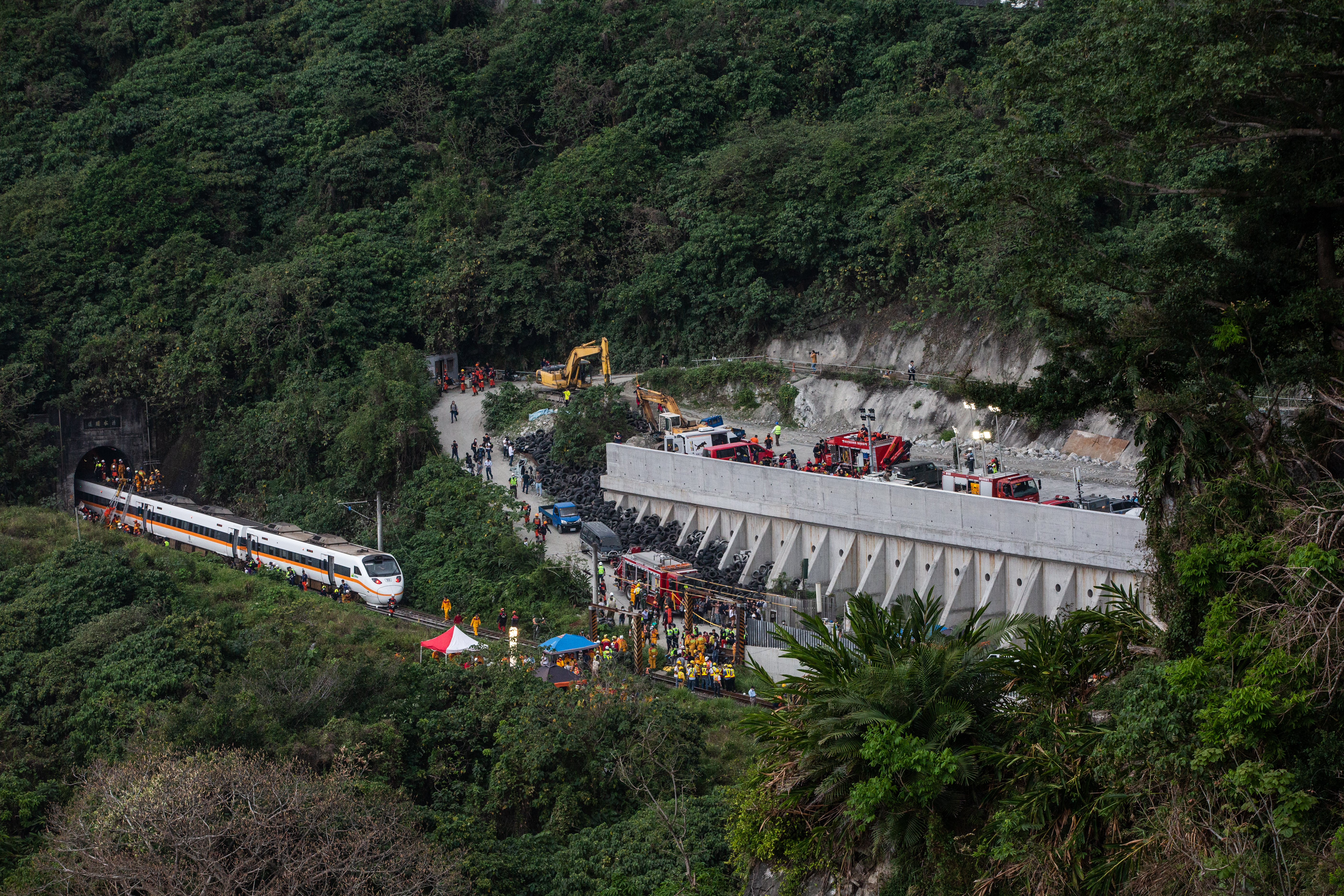 去年的4月2日,台鐵408次太魯閣號行經花蓮路段時,突然遭從邊坡滑落的工程車撞擊出軌,造成49人死亡、213人受傷。