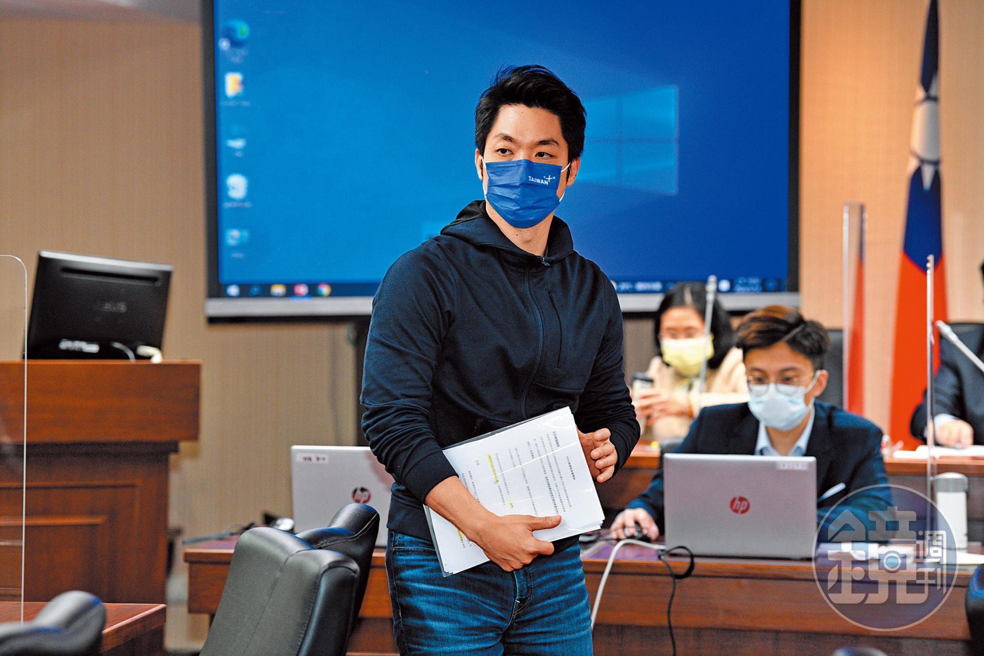 遲未宣布正式參選台北市長的蔣萬安,選情已浮現危機。