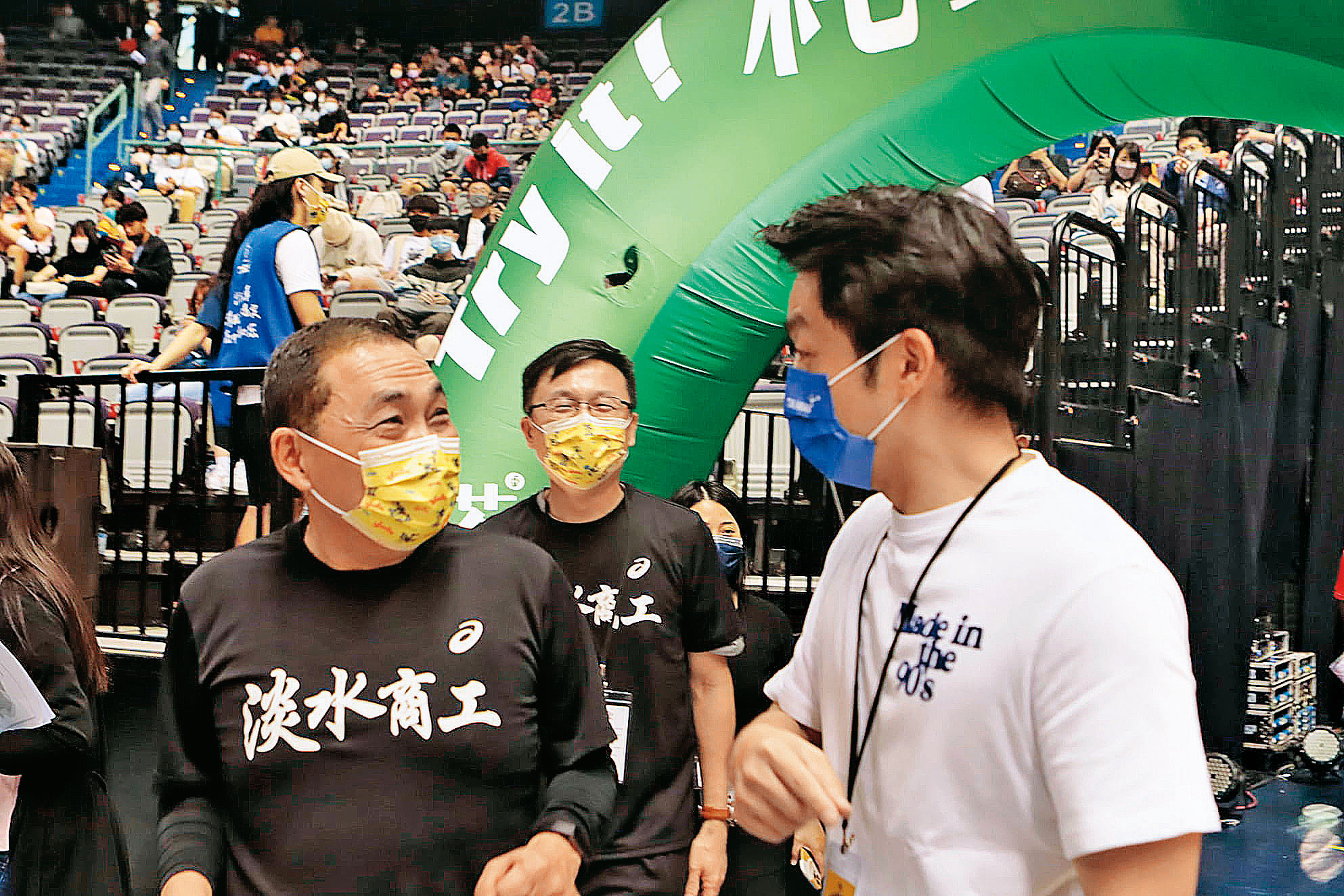 藍營內評估，在台北市三腳督戰局下，「侯友宜路線」恐不適合蔣萬安。圖為2人13日出席HBL決賽。（翻攝蔣萬安臉書）