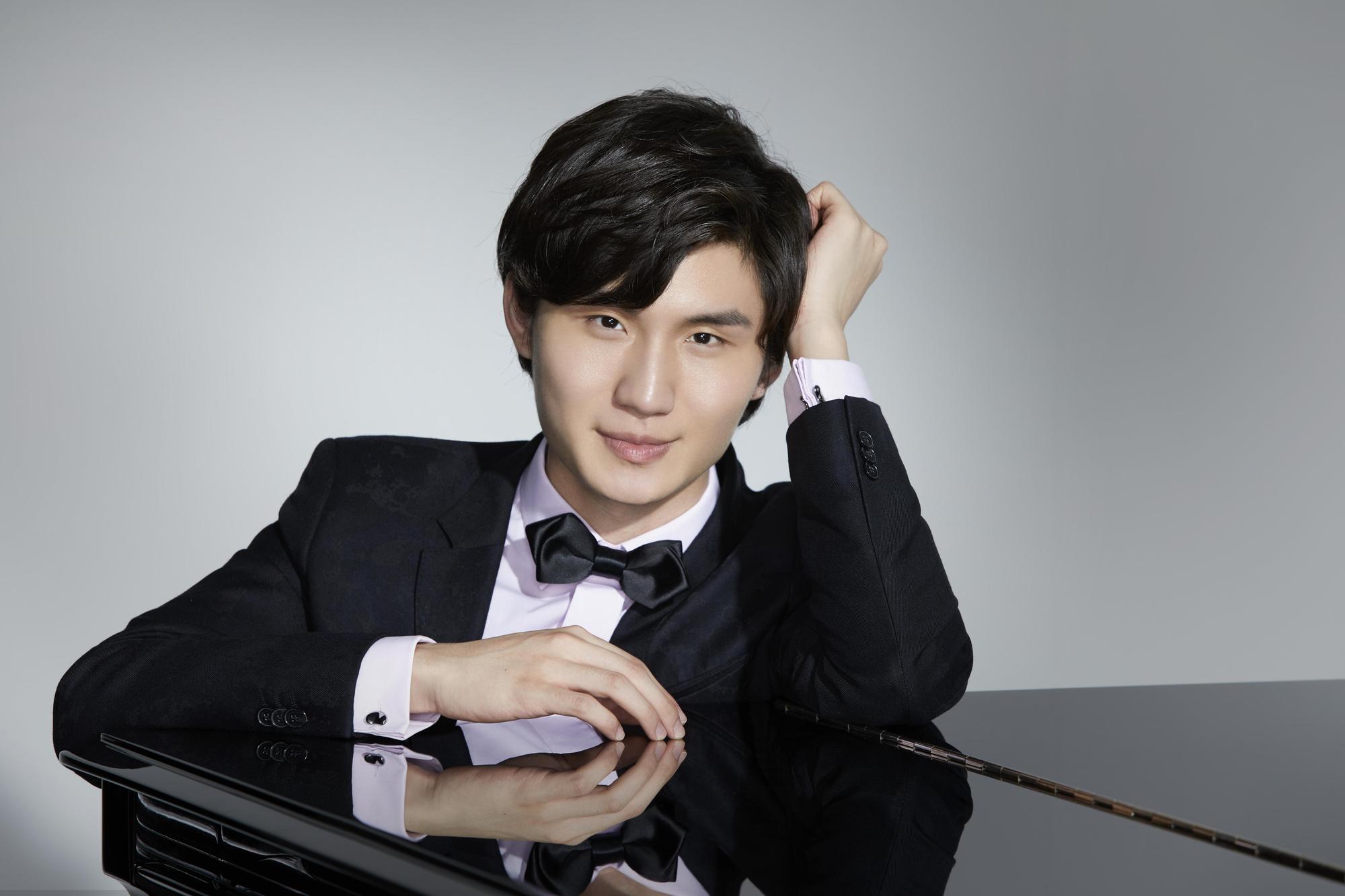 大陸鋼琴家牛牛與COCOMI遠端合作了Sergei Romanov的〈Vocalise〉。(華納提供)