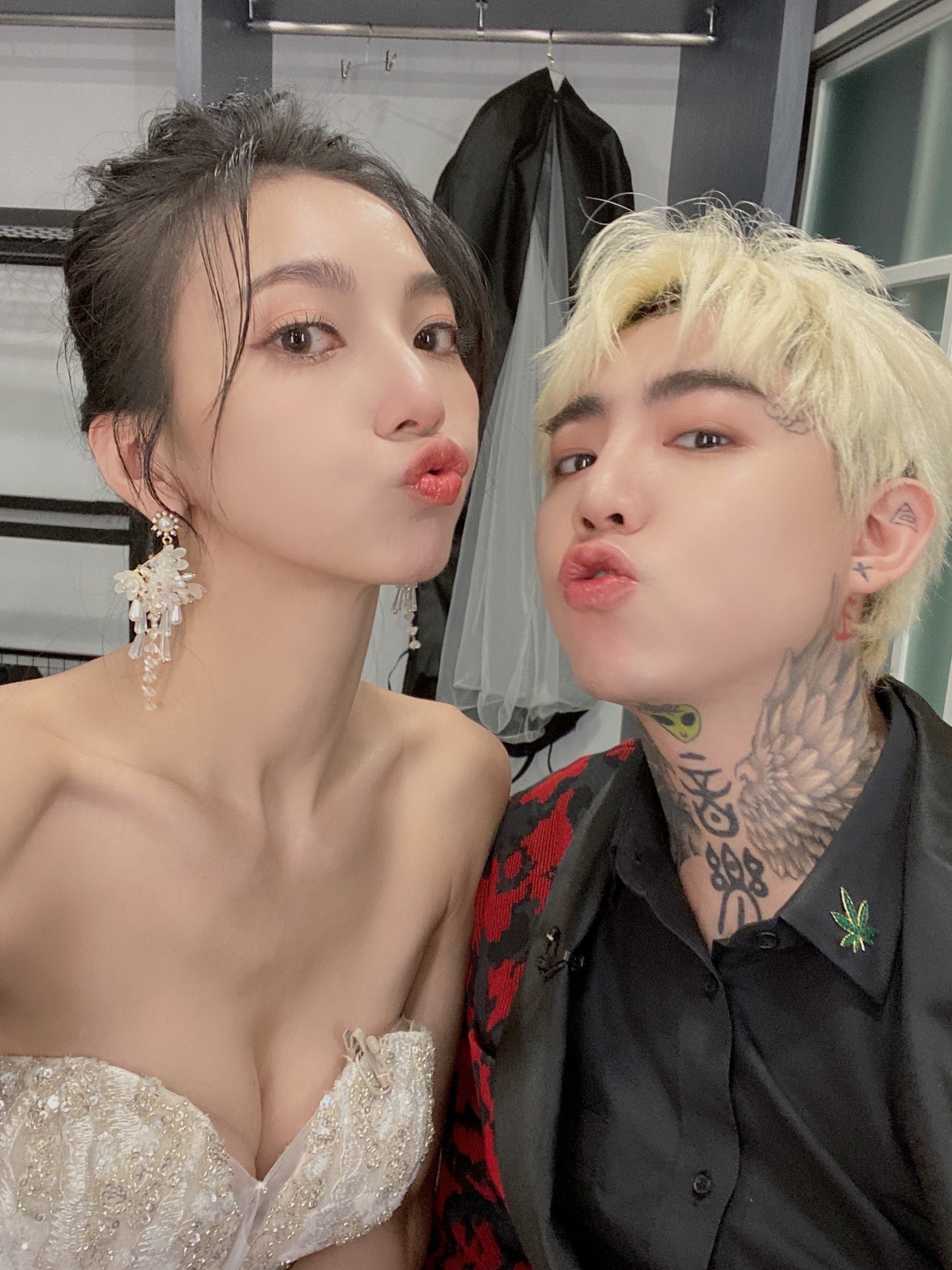 謝和弦（右）與莉婭（左）遭Keanna指是霸凌者。（莉婭提供）