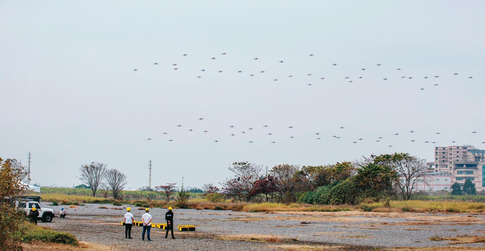 中科院民雄航太基地是無人機研發重鎮，廠商以75架無人機排出各式圖樣，展現自主編隊的群攻戰力。（總統府提供）