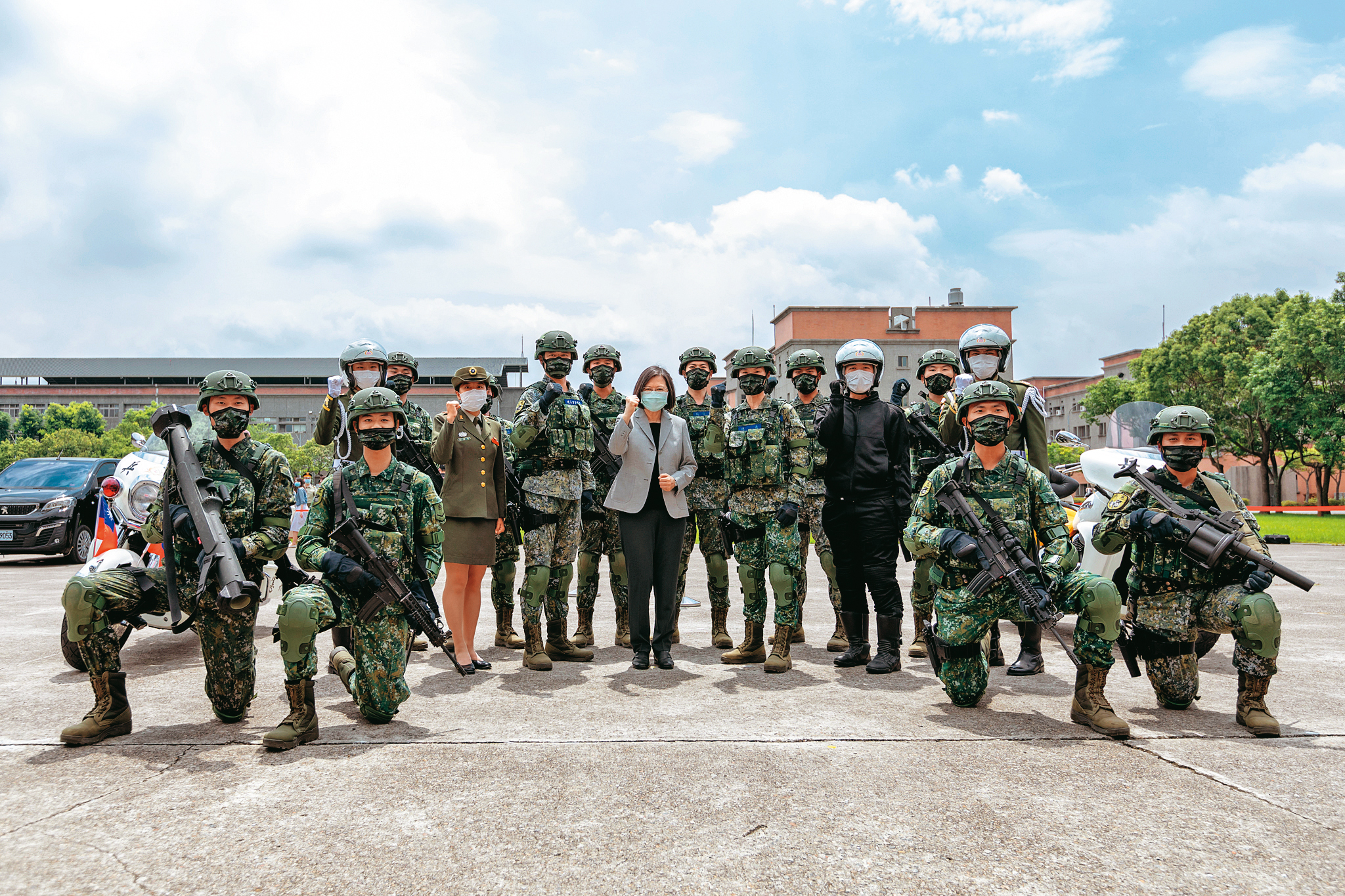 總統蔡英文日前首度視察憲兵快反連，可見憲兵火力齊全，配備紅隼火箭及各式重裝武器。（總統府提供）