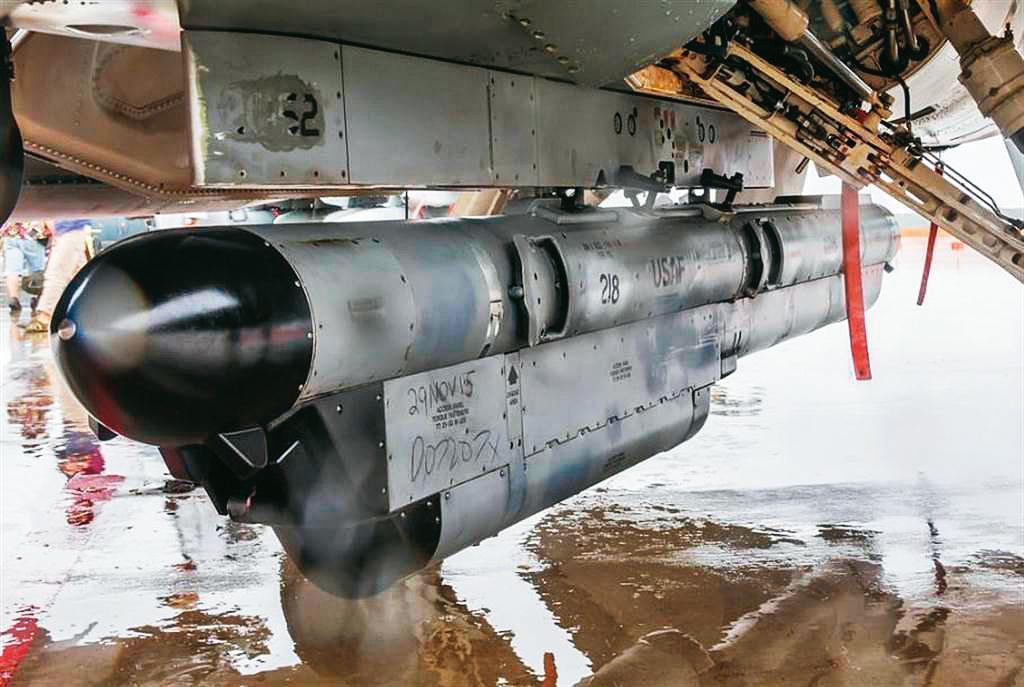 中科院研發「外掛式戰機電戰莢艙」，希望藉此增強戰機電戰干擾及偵搜系統能力，提升我空防武力。圖為美軍電戰莢艙。（翻攝美國空軍官網）