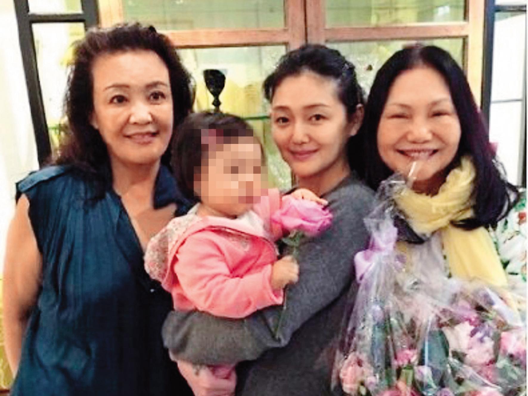 大S(右二)夾在婆婆張蘭(左一)與媽媽(右一)之間生活,承受了不少壓力。(翻攝自汪小菲微博)