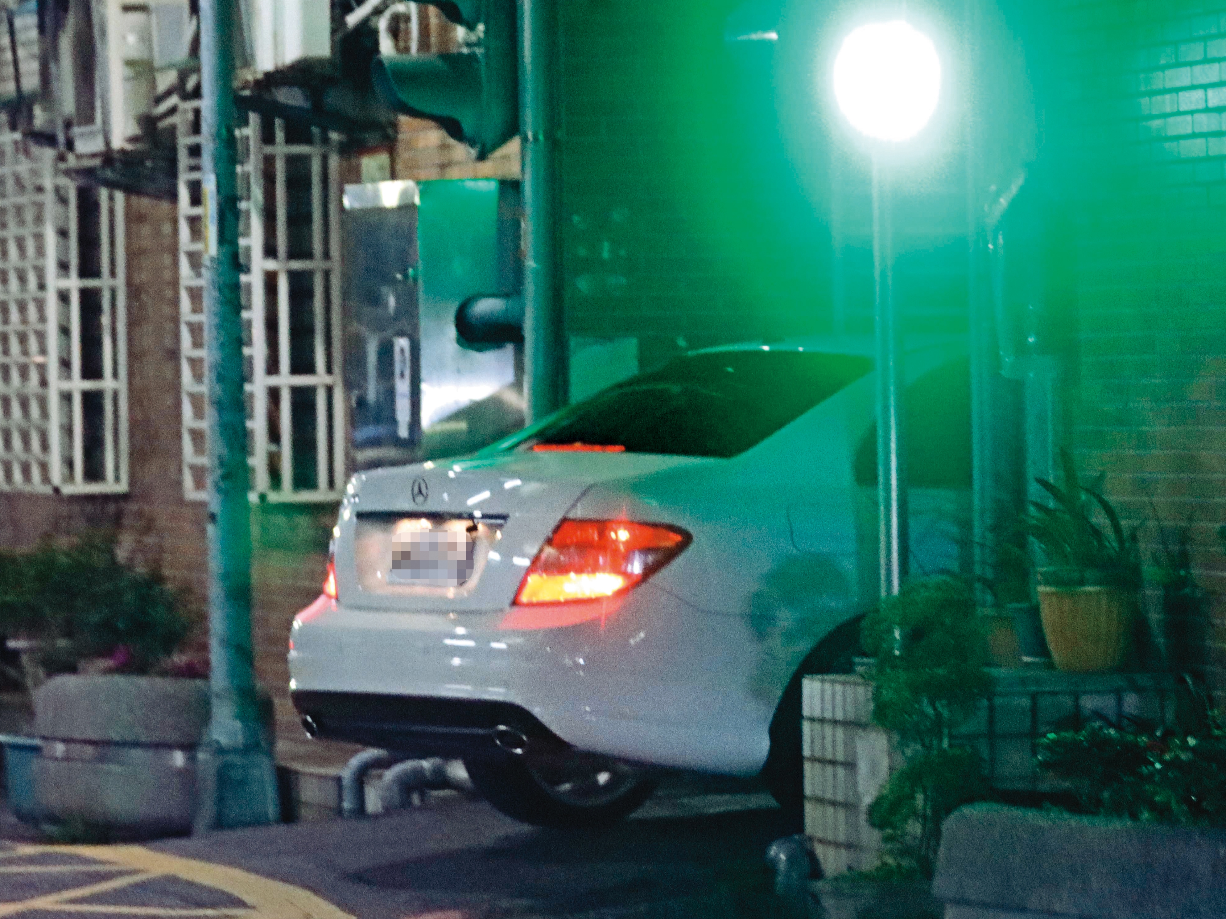 3月11日19：39，庹宗華開著白色賓士回家，回顧他的開車行為也算奇妙，不僅龜速，而且會走走停停，但還算安全駕駛。