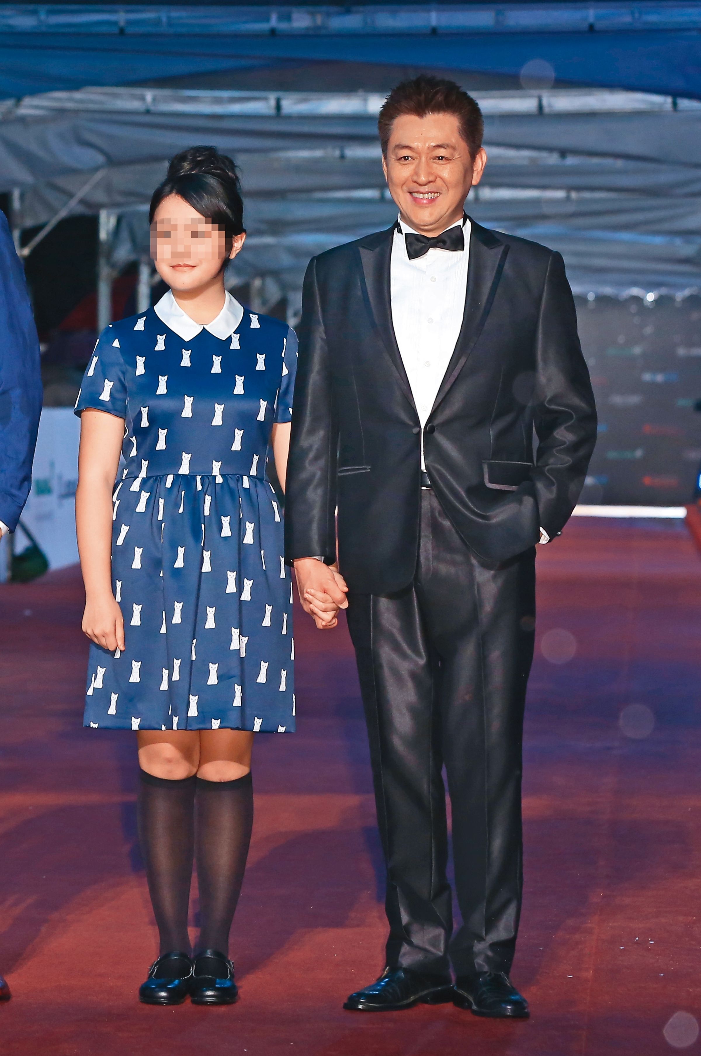 庹宗華（右）牽著已亭亭玉立的女兒（左）走金鐘紅毯。