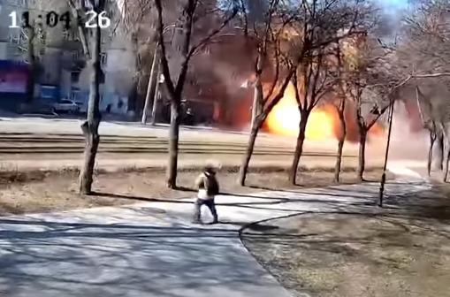 烏俄戰事持續延燒，烏克蘭當局公布一段遭受飛彈攻擊的畫面，基輔市長證實該攻擊造成1死6傷。（翻攝自The Telegraph YouTube頻道）