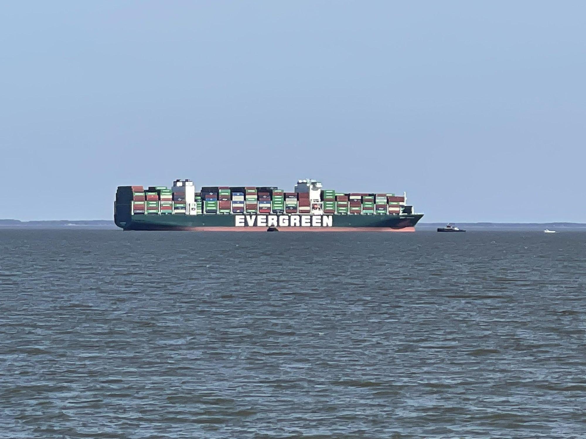長榮海運旗下船隻長程輪擱淺在美國巴爾的摩港附近。(翻攝自推特)