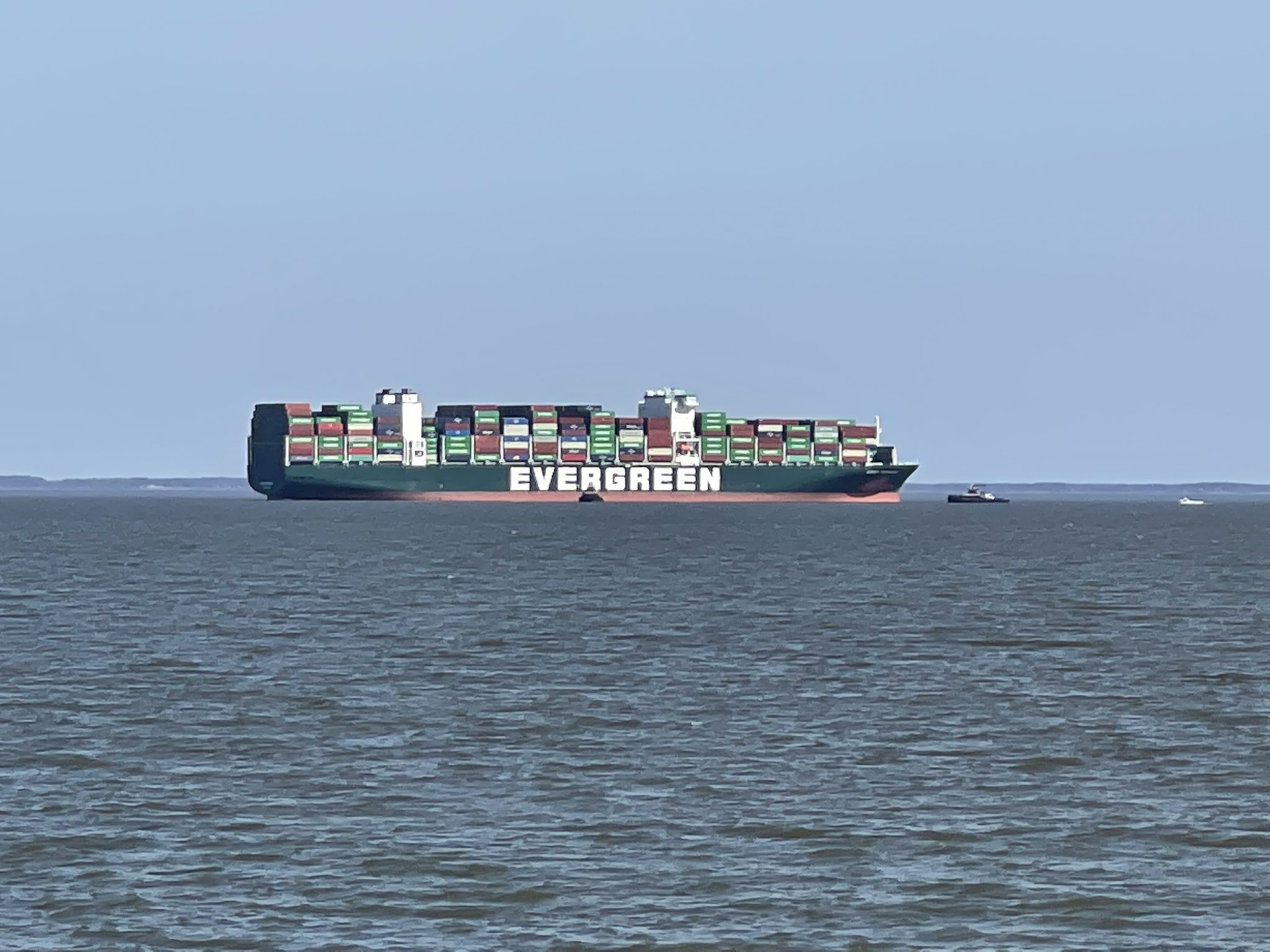 長榮海運旗下船隻長程輪擱淺在美國巴爾的摩港附近。（翻攝自推特）