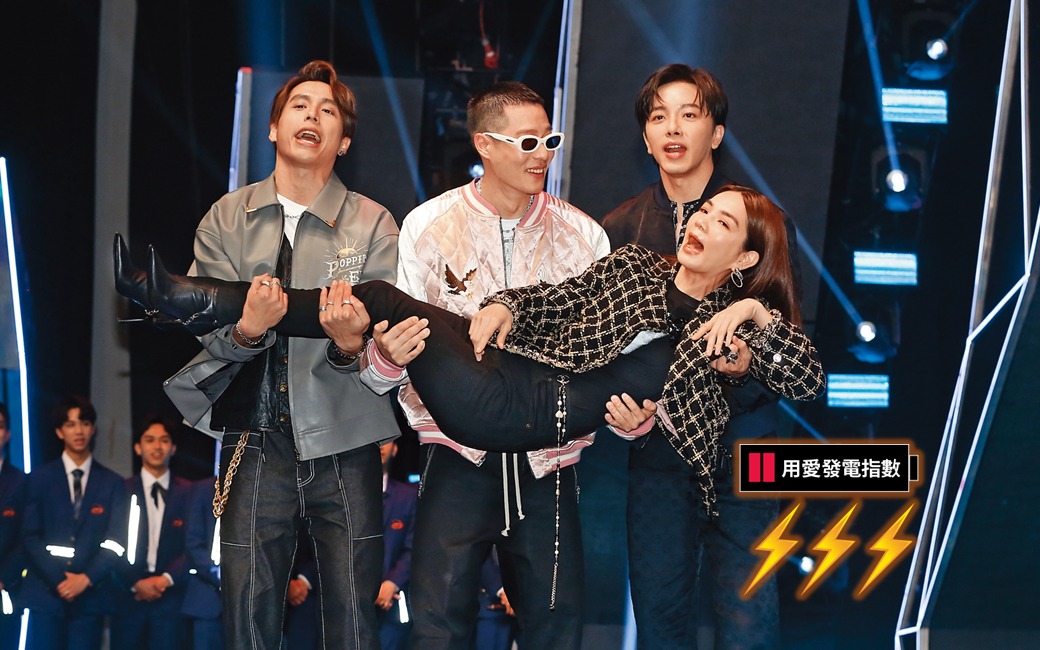 Ella曾放話生第二胎，坤達（後排右起）、周湯豪、田一德抱起她後，笑說：「好像有多一點重量？」