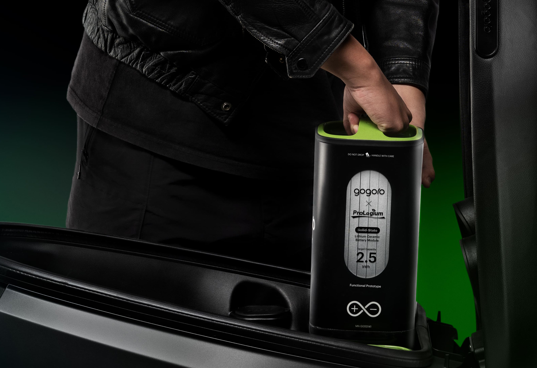 【科技前瞻】更輕、更遠、更安全！Gogoro攜手輝能科技打造全球第一顆電池交換式電動機車專屬「固態智慧電池原型」