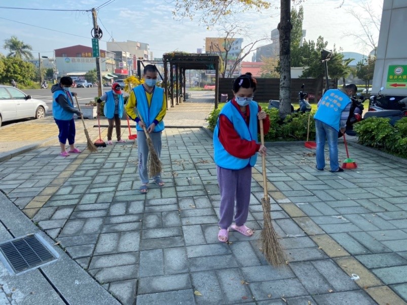 雲林縣身心障礙養護中心從去年年底成立社區清潔隊，讓身障者由機構走入社區，回饋社會。（讀者提供）