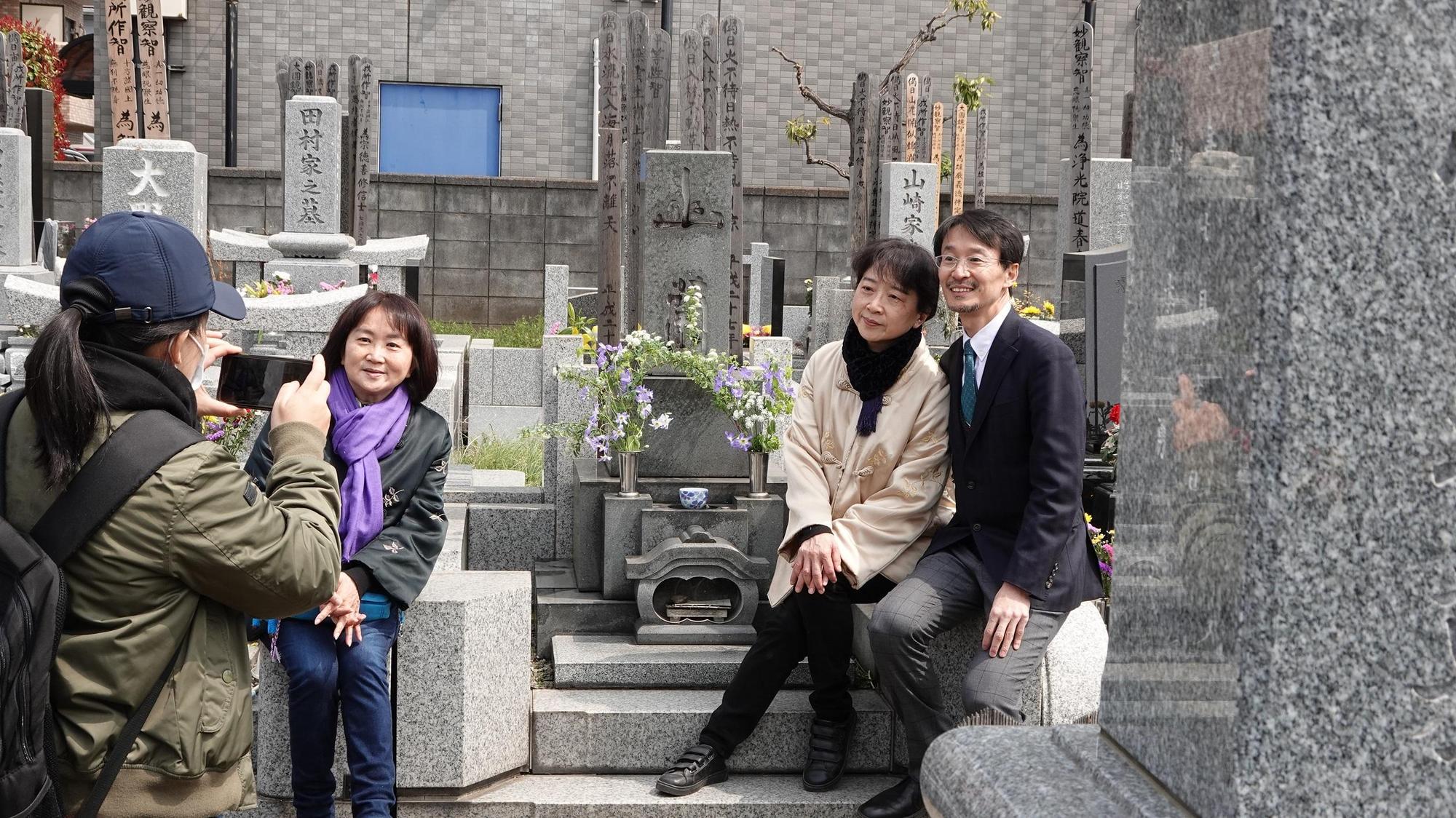 作家朱天文(左二起)、朱天文與日本學者清水賢一郎在日本京都的胡蘭成墓前。(目宿媒體提供)