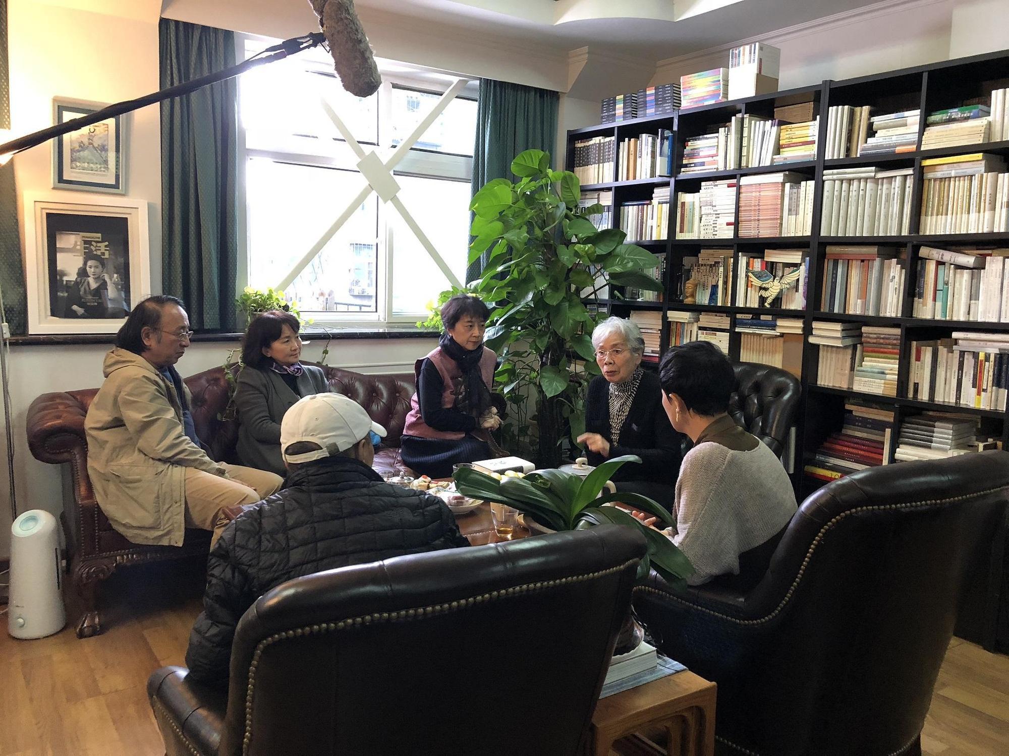 監製侯孝賢(前左,背對鏡頭)與作家謝材俊(後排左起)、朱天心、導演朱天文在北京訪問作家章詒和。(目宿媒體提供)