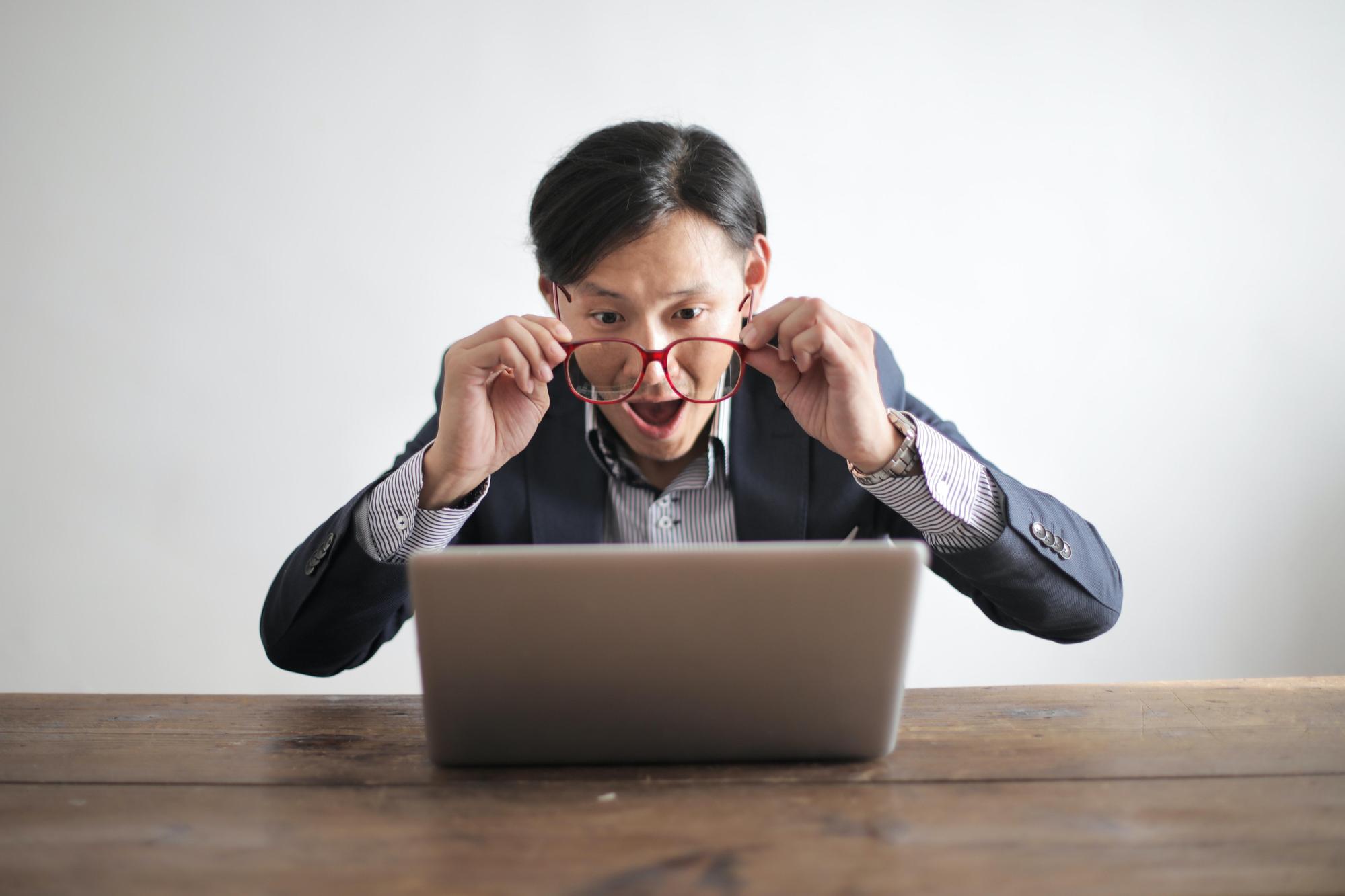一名老師在視訊課程的中間休息搜尋色情影片，被學生全程目睹。（示意圖，翻攝自Pixabay）