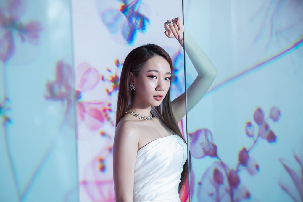 國民女友吳卓源穿上白色洋裝，戴著總價超過1千萬台幣的珠寶現身Tiffany 2022自然綺想高級珠寶展。（Tiffany提供）