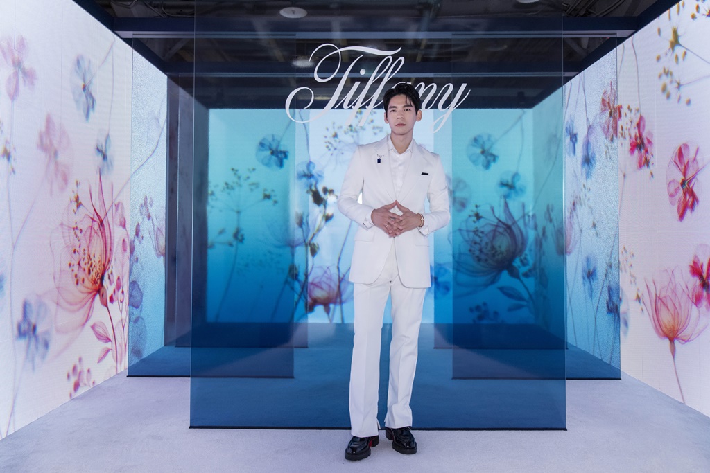 林柏宏一身白西裝，別上Tiffany經典的43.8克拉丹泉石打造的Tiffany石上鳥胸針，十分適合現代男士出席重要場合時效仿。（Tiffany提供）