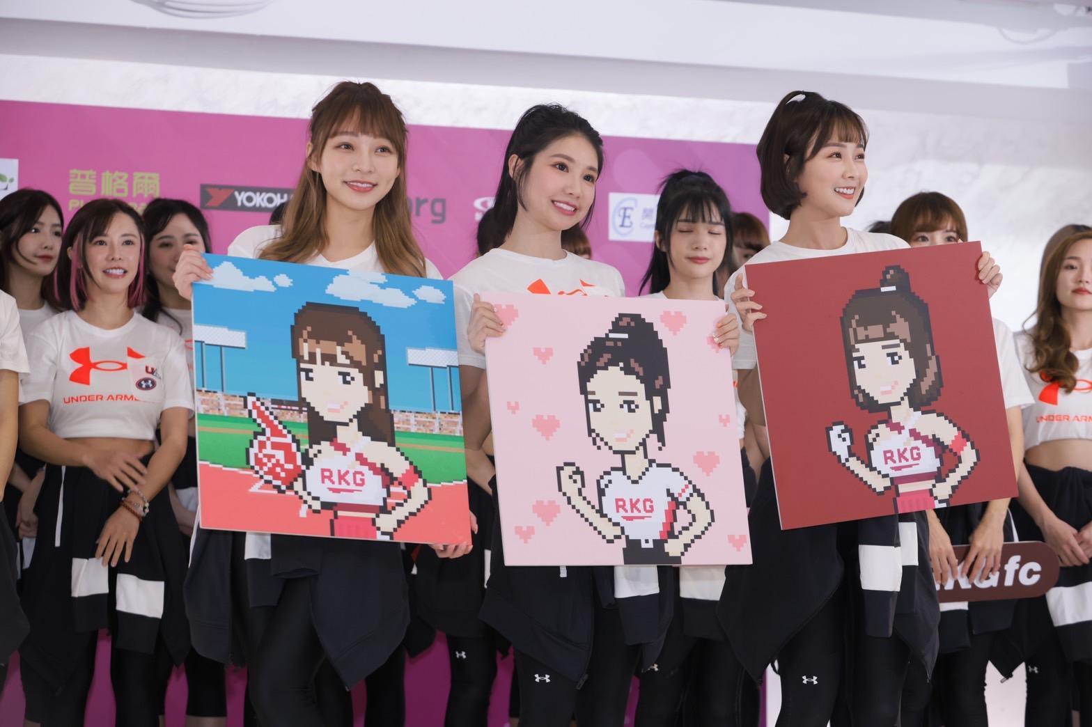 Rakuten Girls全員宣告進軍NFT，NFT會員卡將以動態的旋轉魔方呈現，虛實整合樂天女孩個人照、資料卡以及實體卡相關權益。 （前排左起，林襄、筠熹、籃籃，ACE交易所提供）