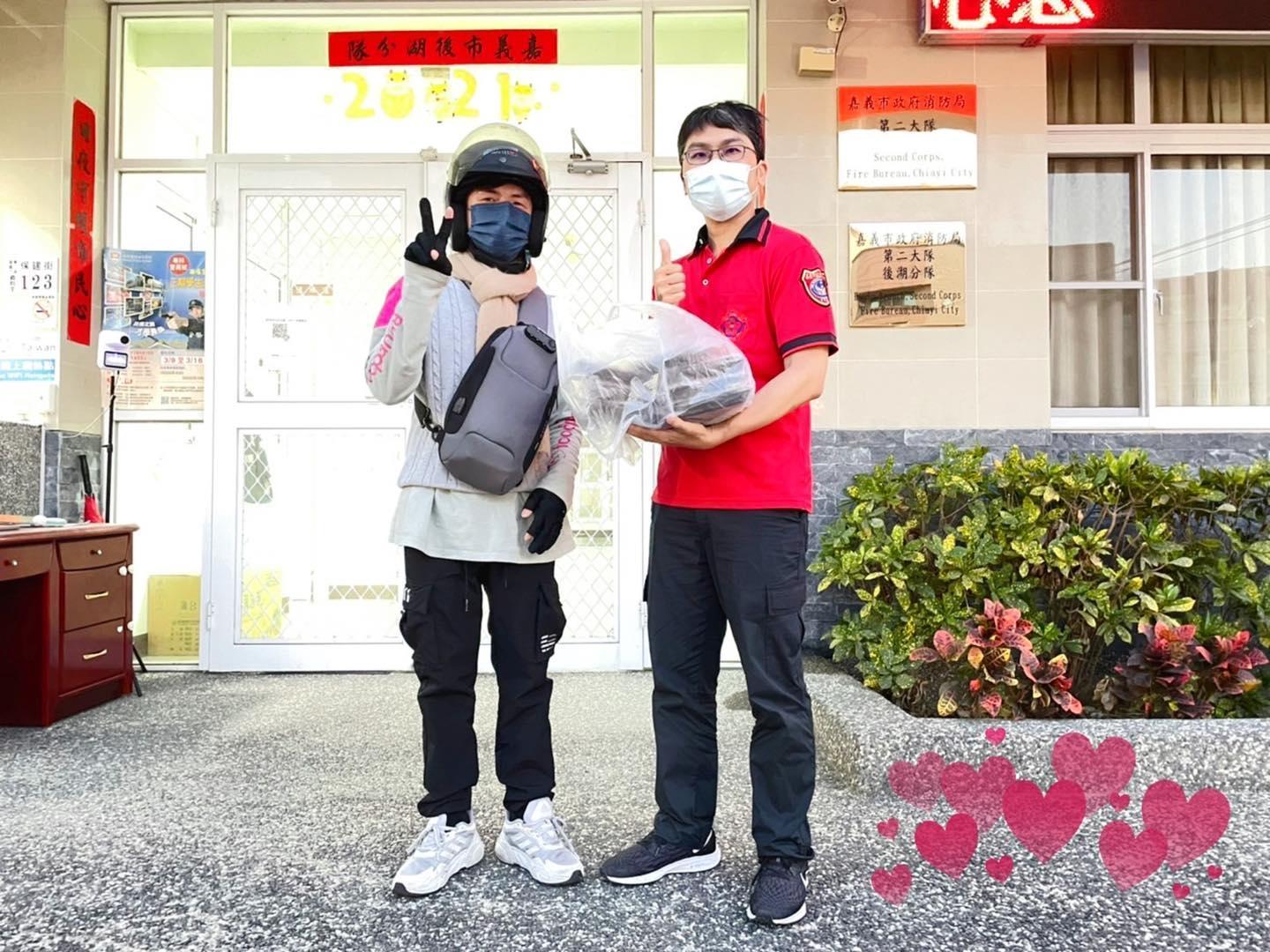 一名外送員遭棄單後,將便當送給消防隊人員。(翻攝自嘉義市政府消防局臉書)