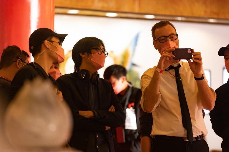 好萊塢製作公司ACE Entertainment來台拍攝《台北愛之船》，對安全的高度重視值得台灣影視圈借鏡。圖為該片導演陳駿霖（左二）和攝影指導包軒鳴（右）。（影一製作所提供）