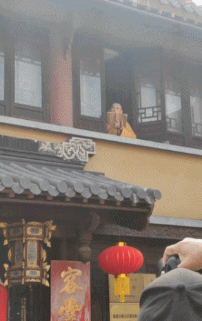 大批粉絲出動多台單眼相機，只為捕捉持善法師的身影。（翻攝自網易新聞）