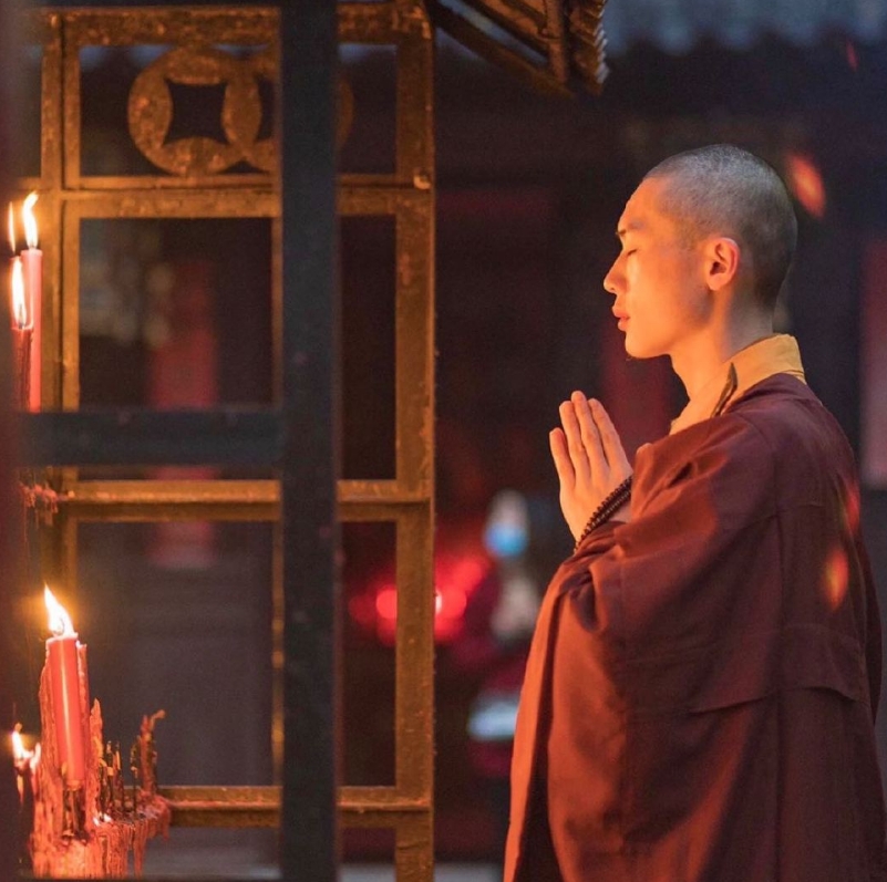 持善法師虔誠的模樣也相當帥氣。（翻攝自微博）