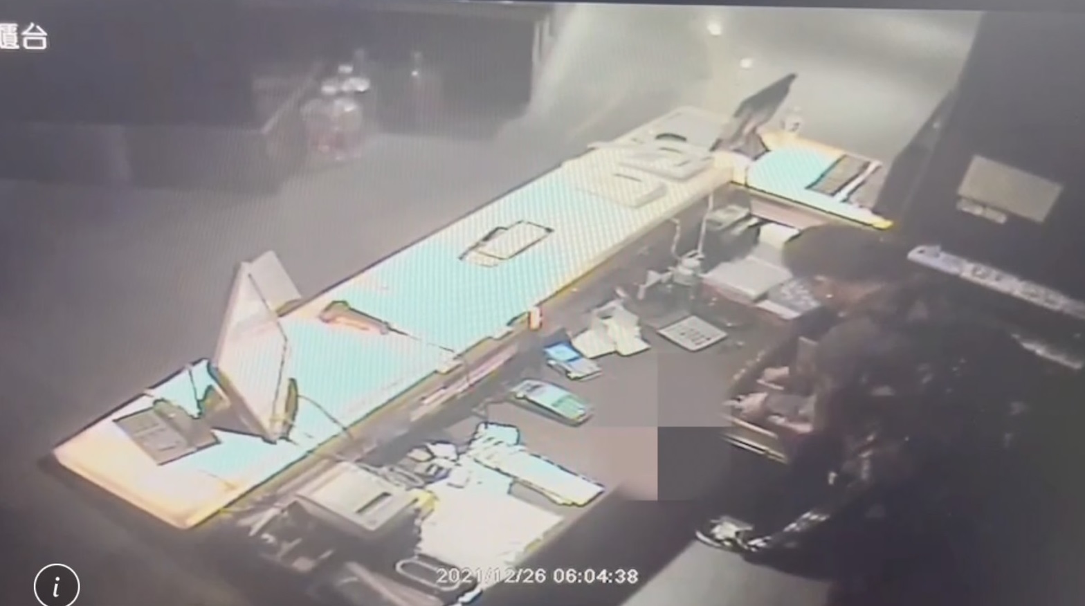 男大膽闖錢櫃櫃台行竊。（翻攝畫面）