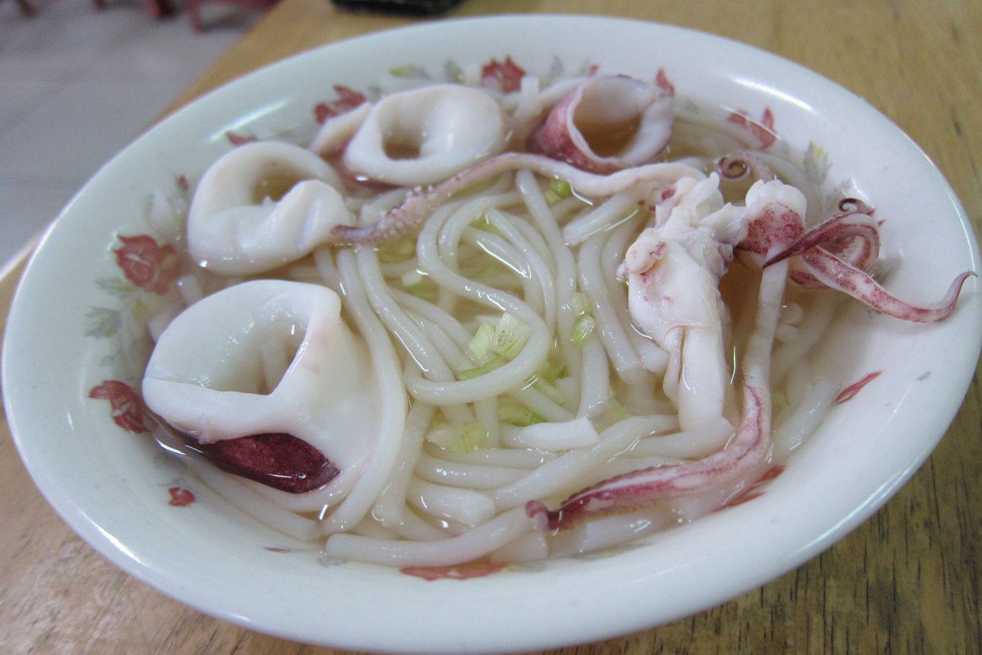 「邱家小卷米粉」搬家到新店址，受近期原物料高漲影響，1碗將變成100元。（翻攝自邱家傳統小吃小卷米粉臉書）