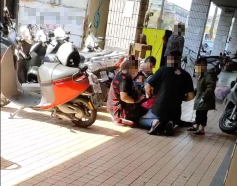 台中市陳姓男子與林姓妻子口角，涉嫌當著幼子面前持摺疊刀刺傷林女後逃逸，林女送醫不治。（讀者提供）