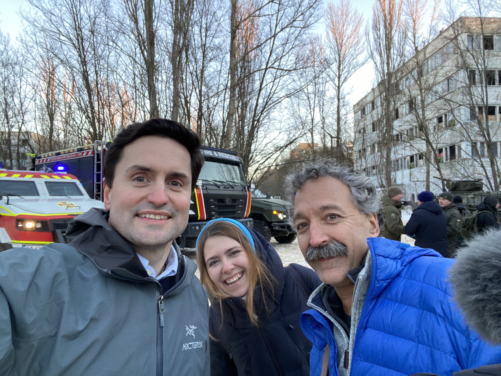 《福斯新聞》戰地記者札卡爾熱斯基（右）和烏克蘭記者庫夫施諾娃（中）在烏克蘭時不幸遇襲身亡。（翻攝自@LucasFoxNews twitter）