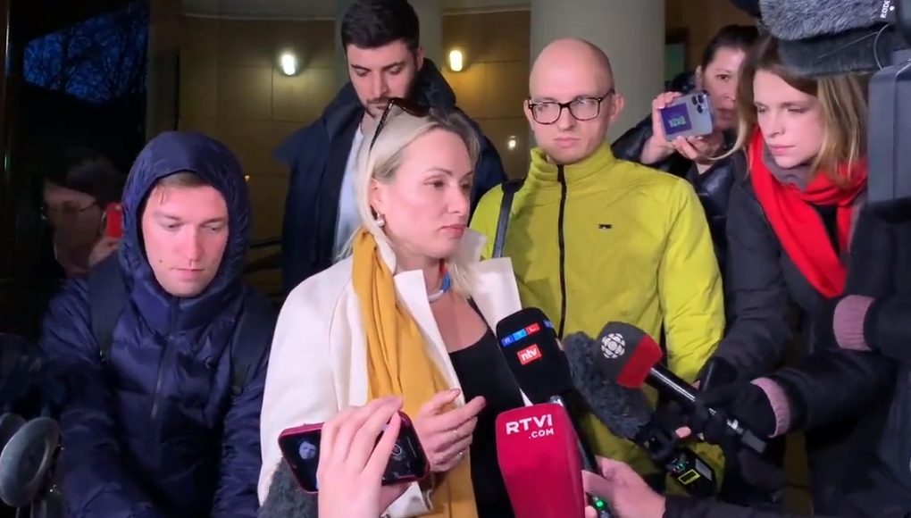 闖入直播呼籲反戰的新聞編輯在罰款後獲釋。（翻攝自推特）