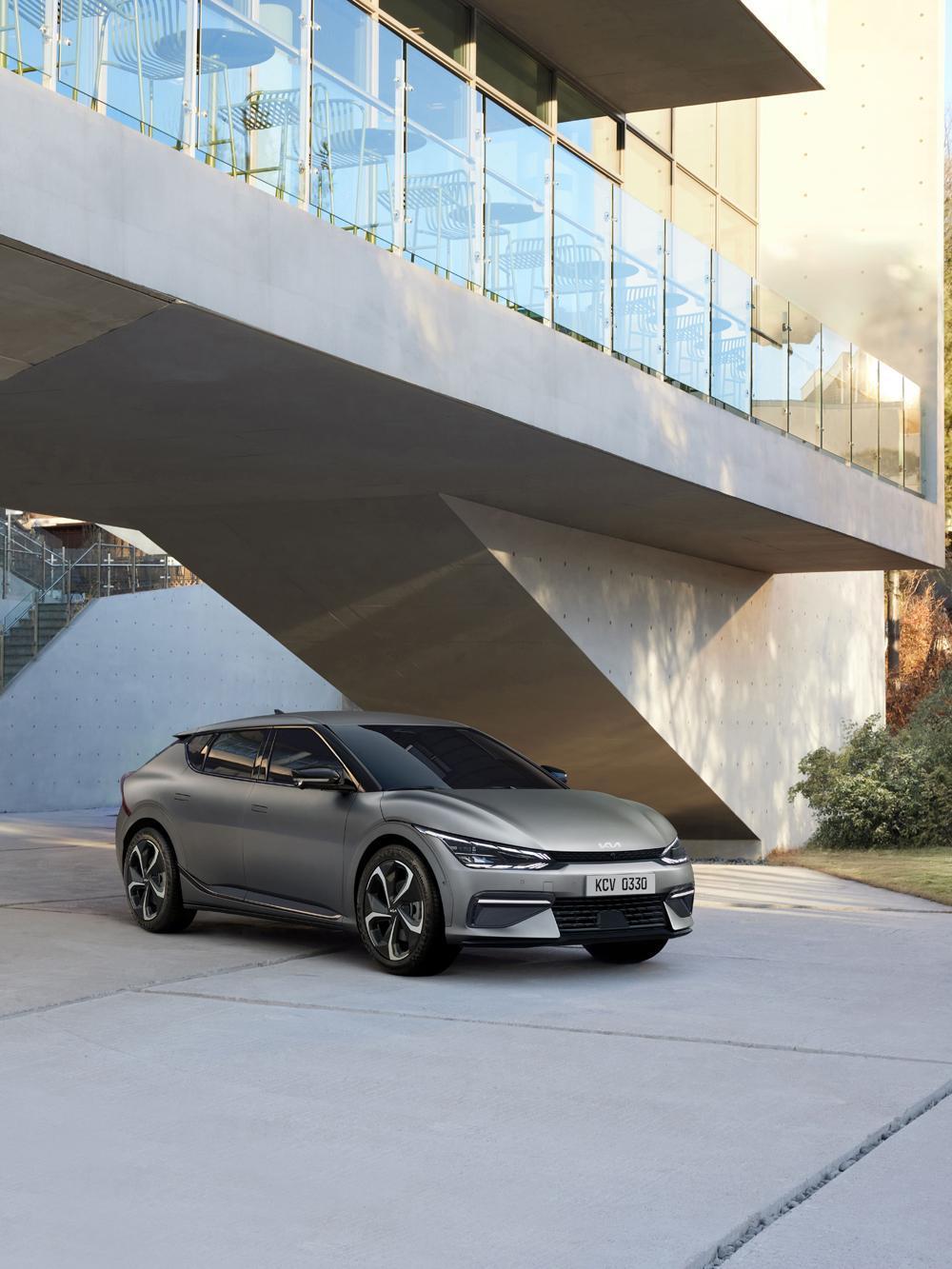 Kia EV6的外型與內裝設計以劃時代美學相呼應，為Kia新世代電動車寫下未來感十足的前瞻風格。