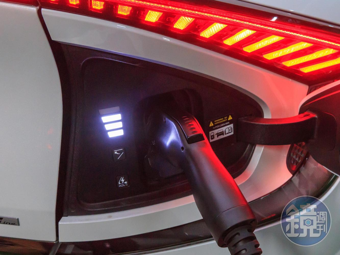 KIA EV6在240KW超高速充電支援下，從10%充電至80%僅需18分鐘，且僅需要4.5分鐘就能補足行駛100公里的電量。