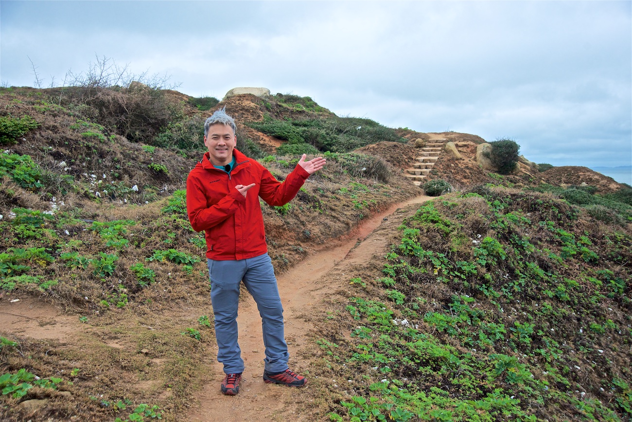 「螺山自然步道」早期是后澳居民採蚵及釣客常行走的私房小徑，沿著懸崖而闢，全程都可欣賞海天一色的壯闊美景。（連江縣政府提供）