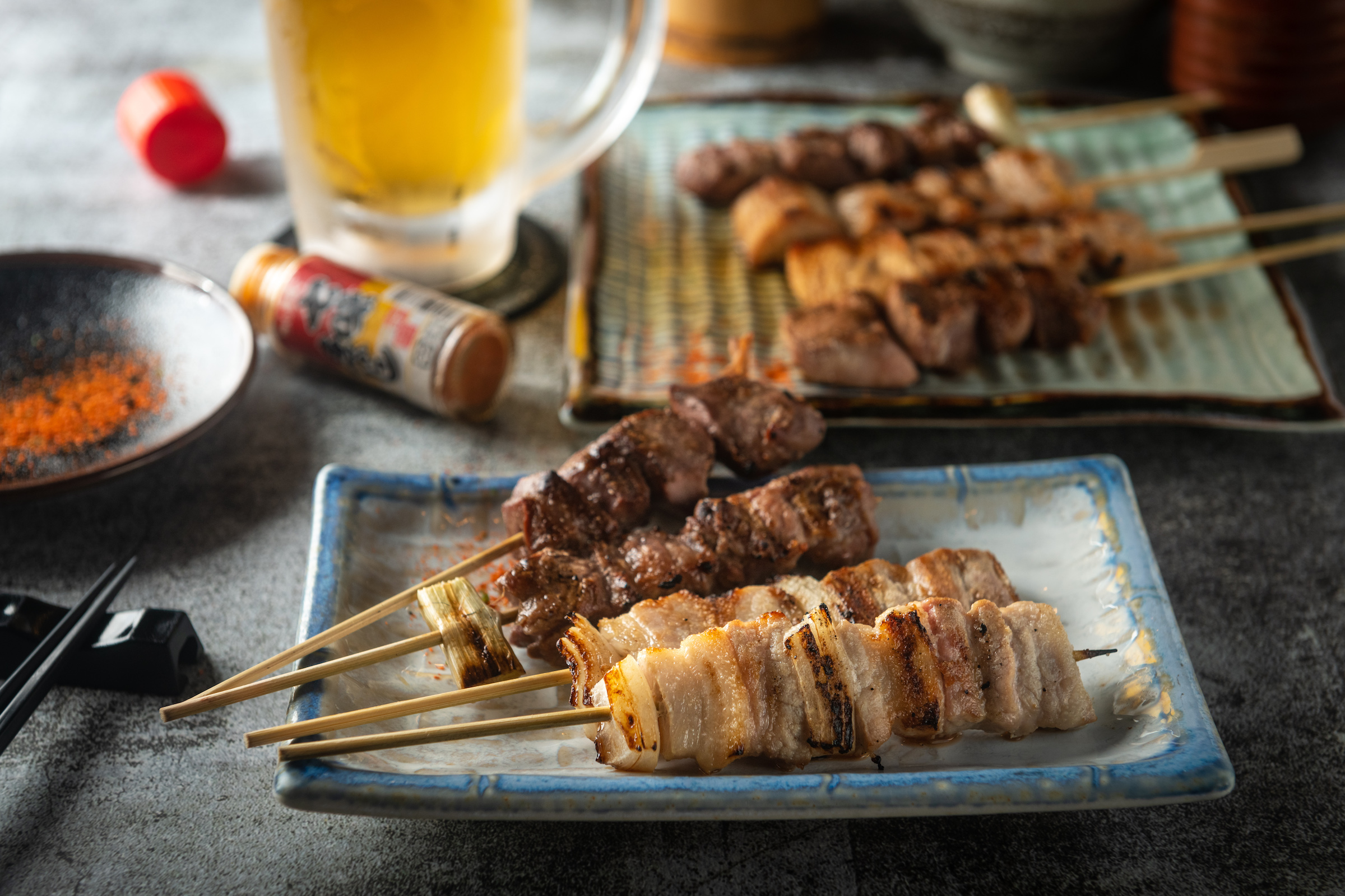 位於五條通的「豚知 焼とん道場」以福岡流的豬肉串燒為主打。