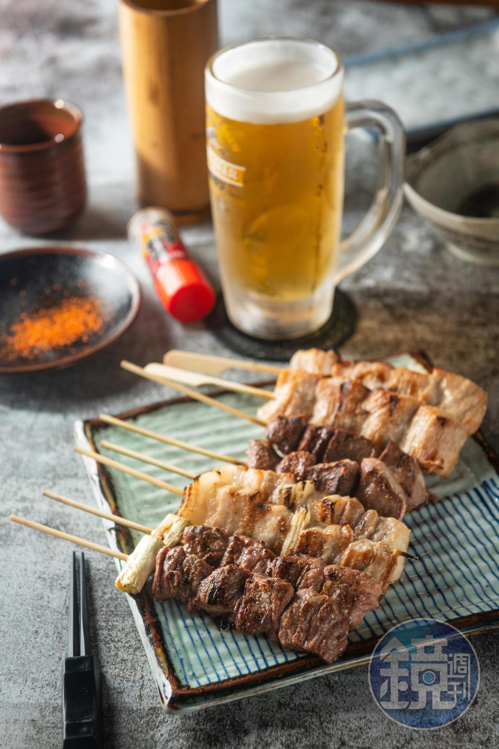 豚知的烤豬肉串多以鹽調味，夾入新鮮洋蔥，鹹味入裡又多汁。（120元／2串）