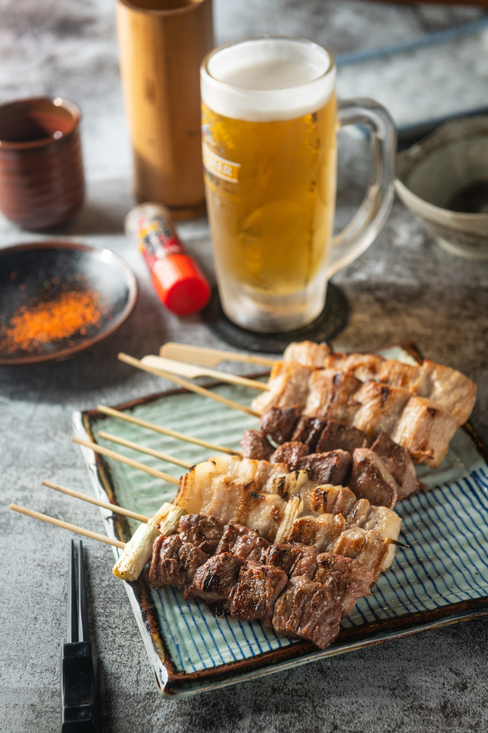 豚知的烤豬肉串多以鹽調味,夾入新鮮洋蔥,鹹味入裡又多汁。(120元/2串)