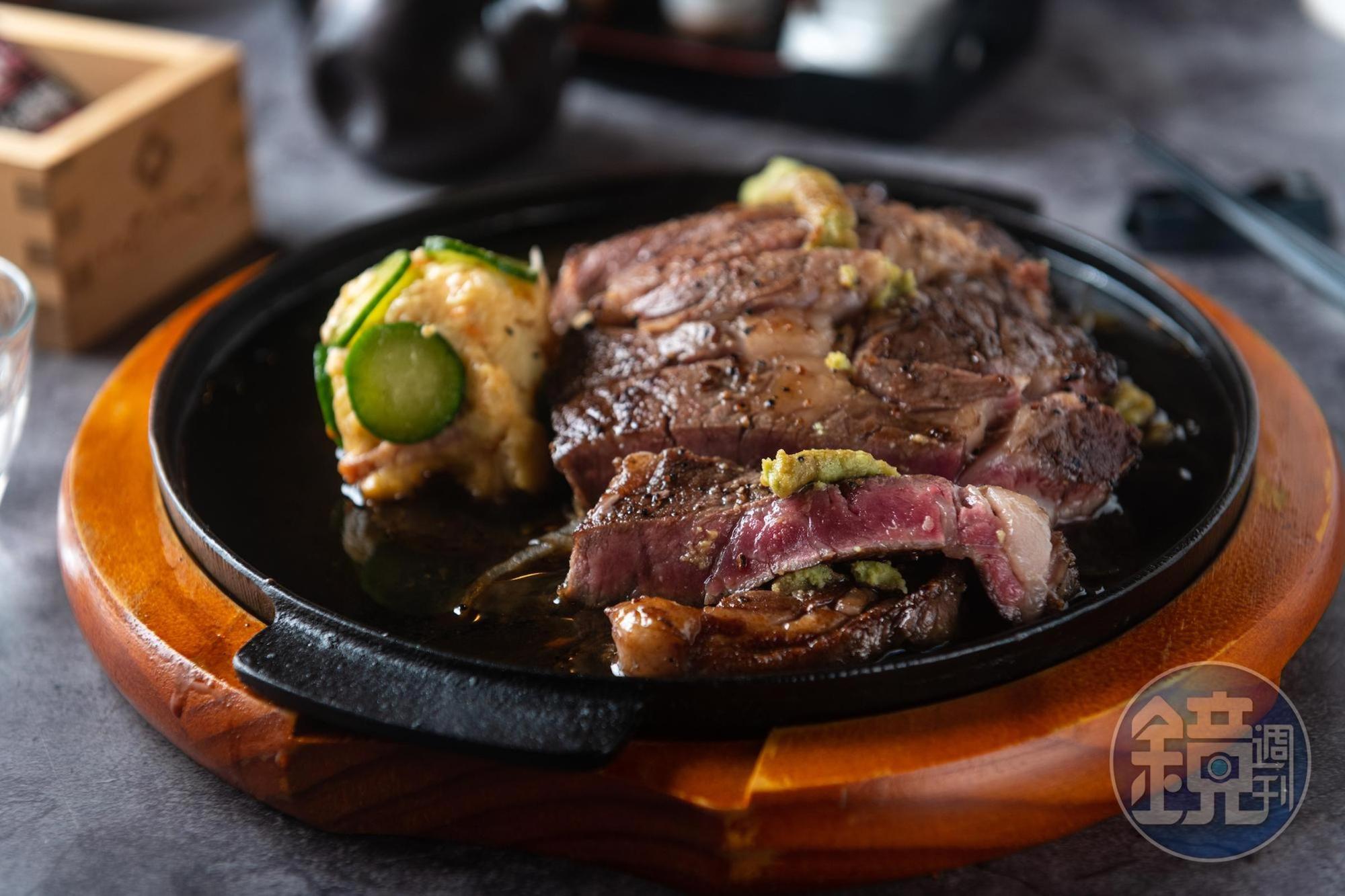 「烤牛肉佐芥末醬」鐵板呈現熟度剛好的牛排，加上嗆味芥末反而帶出肉汁的甜味。（490元／份）