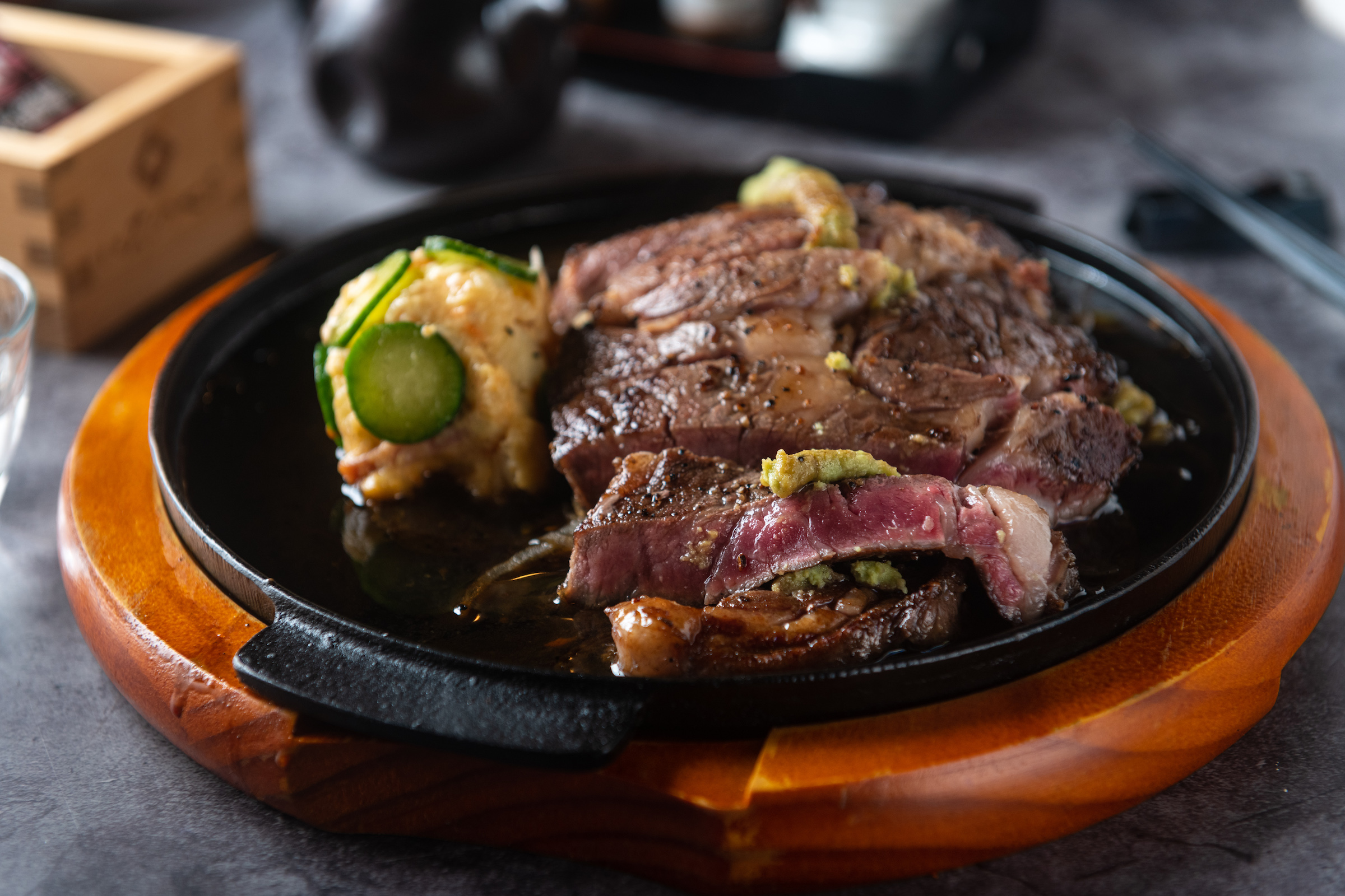 「烤牛肉佐芥末醬」鐵板呈現熟度剛好的牛排,加上嗆味芥末反而帶出肉汁的甜味。(490元/份)