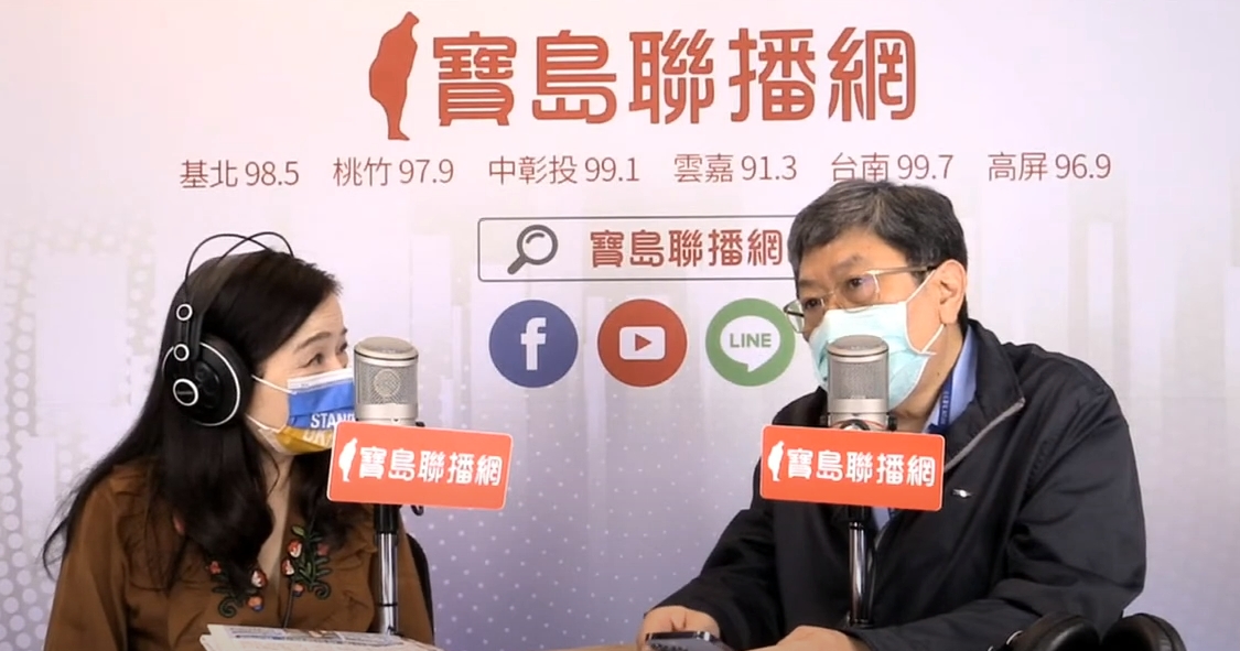 李秉穎（右）在專訪中一再提及，易發展成重症的長者接種率不夠。（翻攝自寶島聯播網頻道）