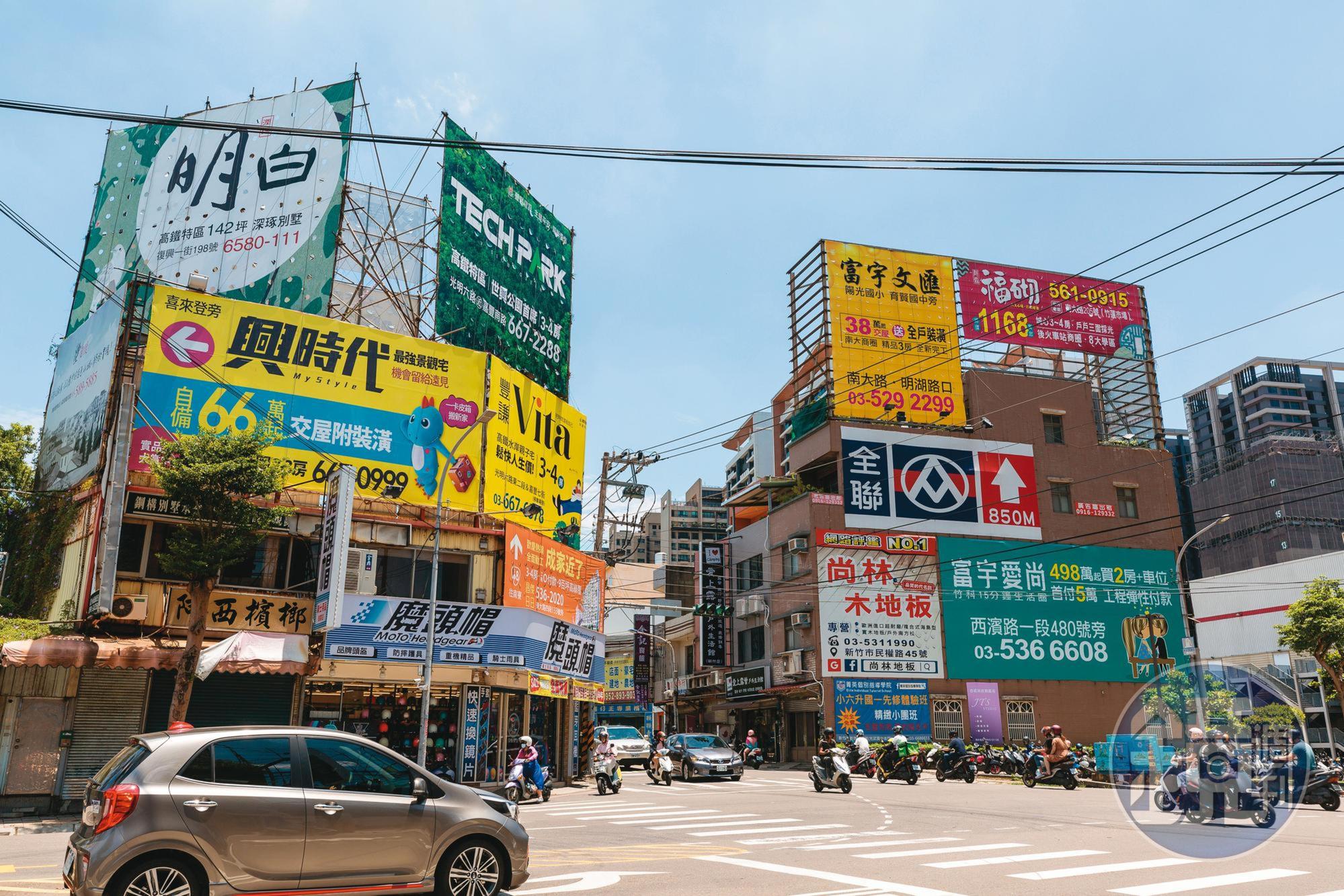 買預售屋，建商若未依交屋期限交屋，民眾可依公版契約的規定，要求逾期每日賠付萬分之5的利息。