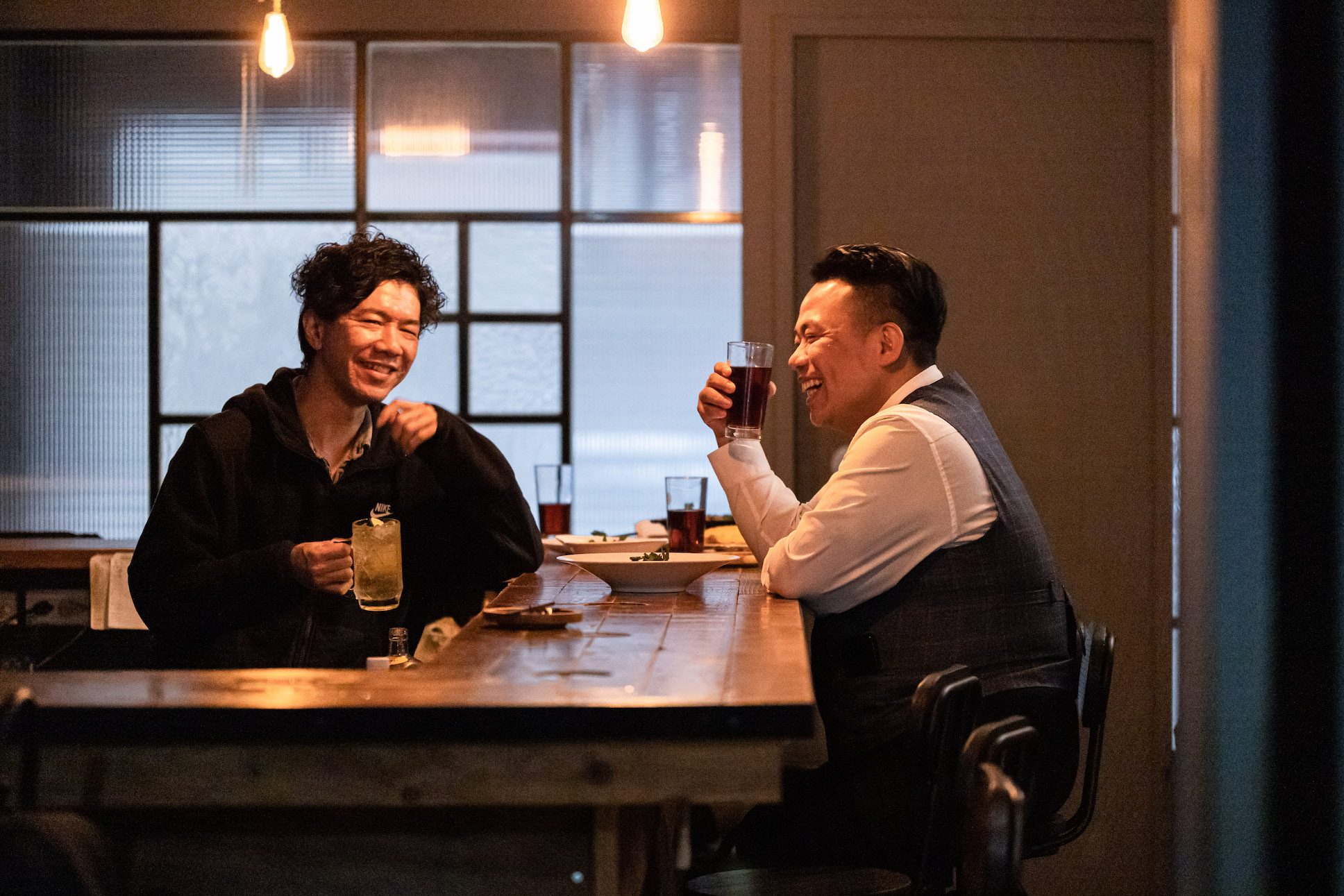 「蕾。bistro」店主兼主廚高城圭太（左）為一人廚房，對料理卻十分堅持，所有醬料均自製。