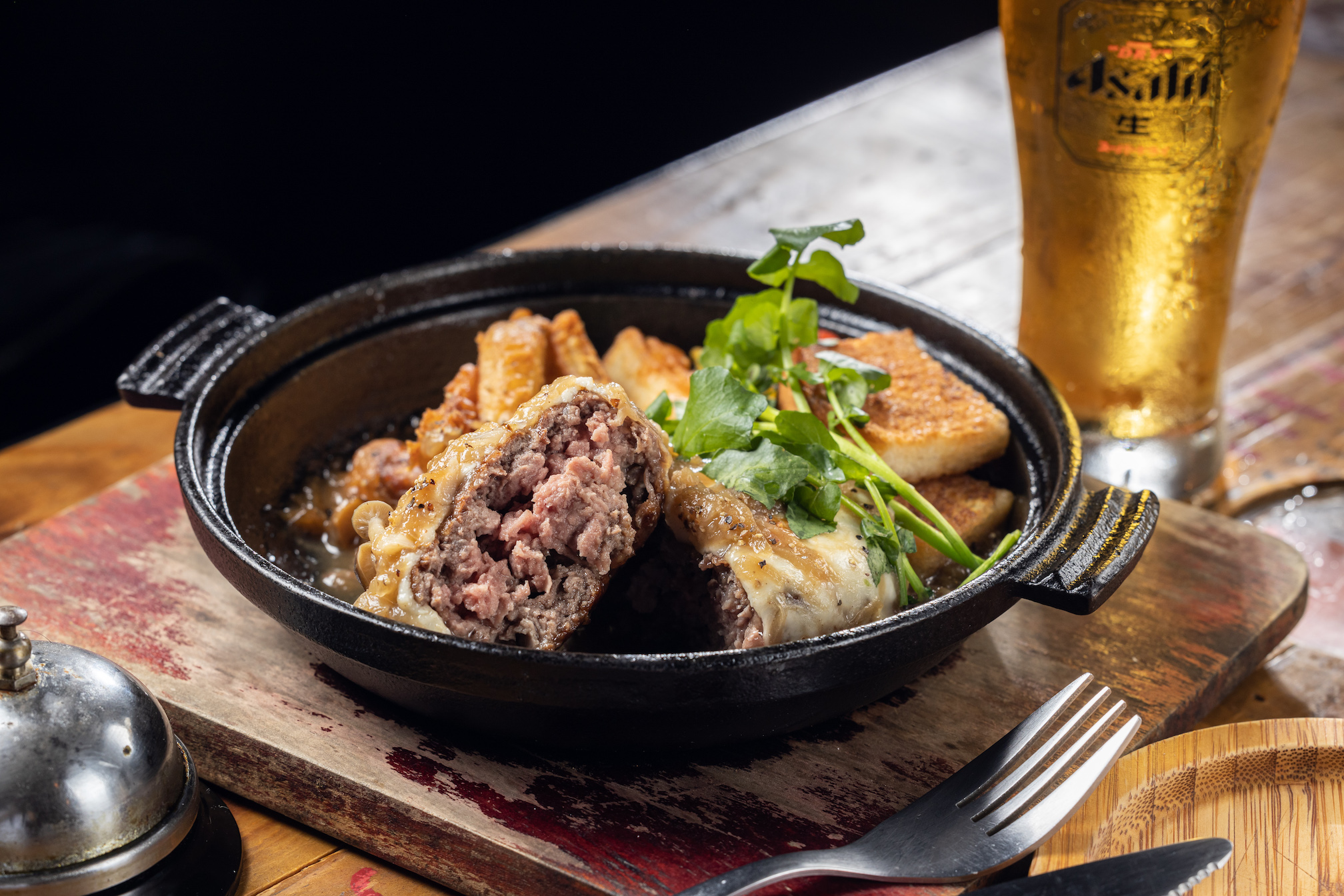 「洋蔥起司湯漢堡排」粗絞的肉餡紮實，淋上香氣馥郁的法式洋蔥湯。（550元／份）
