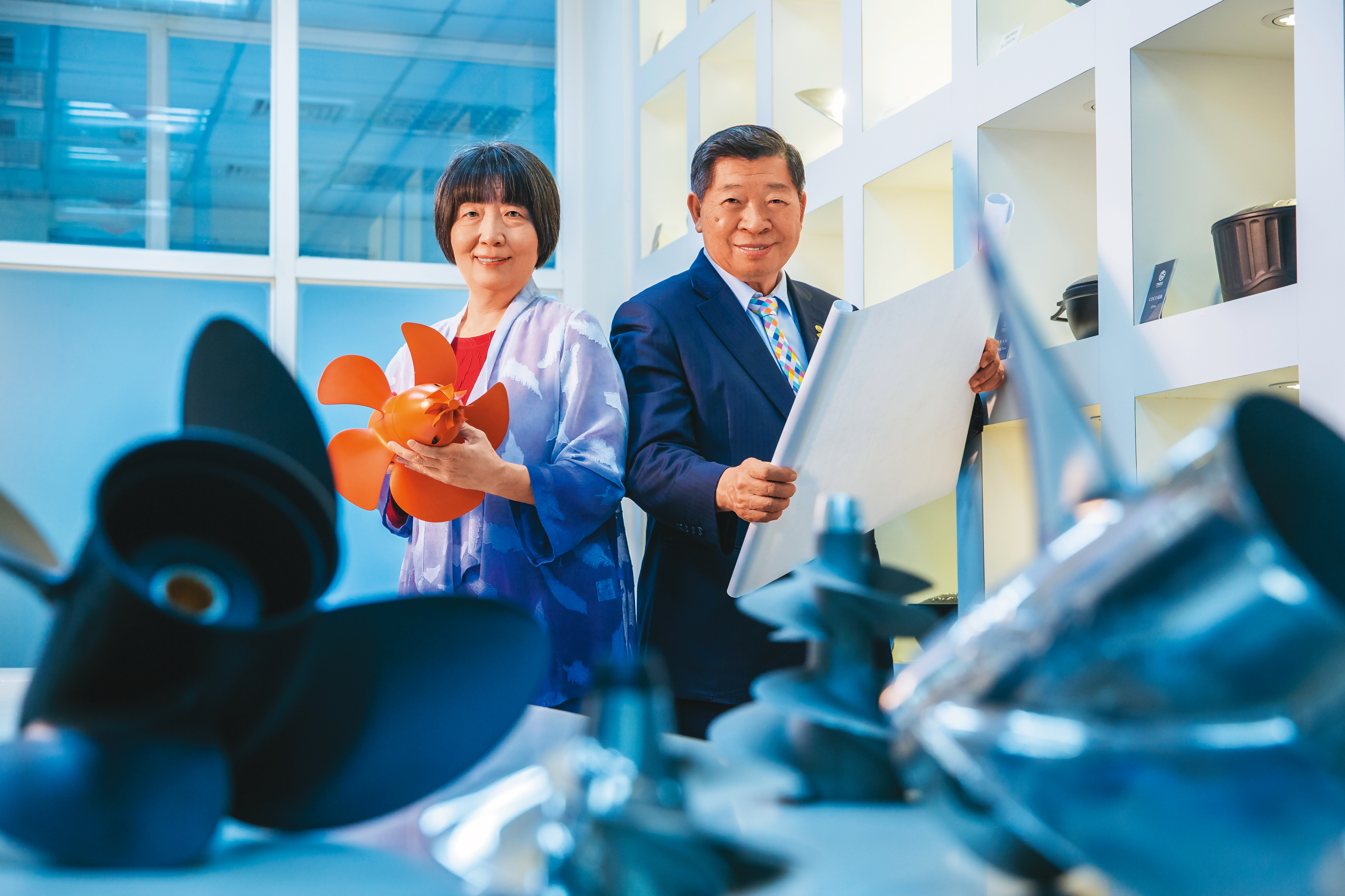 主攻研發設計的林允進（右），與負責管理、財務的太太蔡秋琦（左）攜手，將般若科技推向小艇螺槳的世界第一。