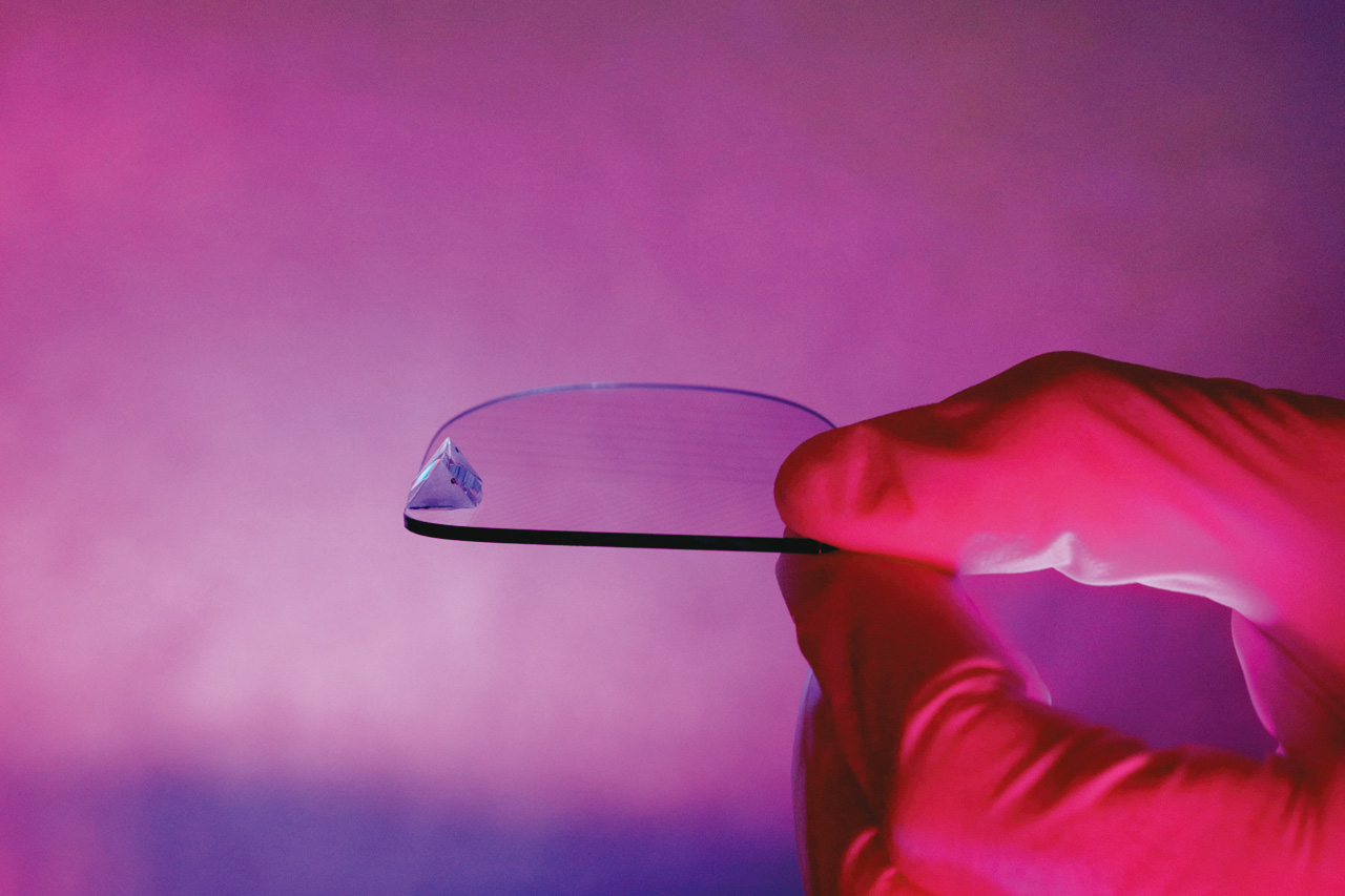 專家預測,蘋果智慧眼鏡將採用Micro OLED及光波導(圖)兩大關鍵技術,解決AR/VR裝置為人所詬病的笨重等問題。(翻攝自Lumus官網)