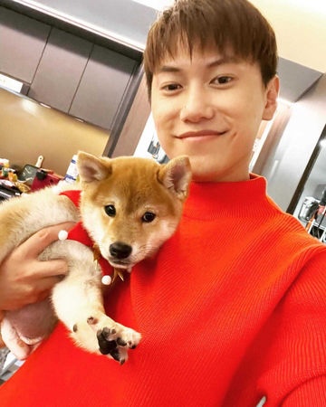 邱宇辰和愛犬合照。（翻攝自邱宇辰IG）