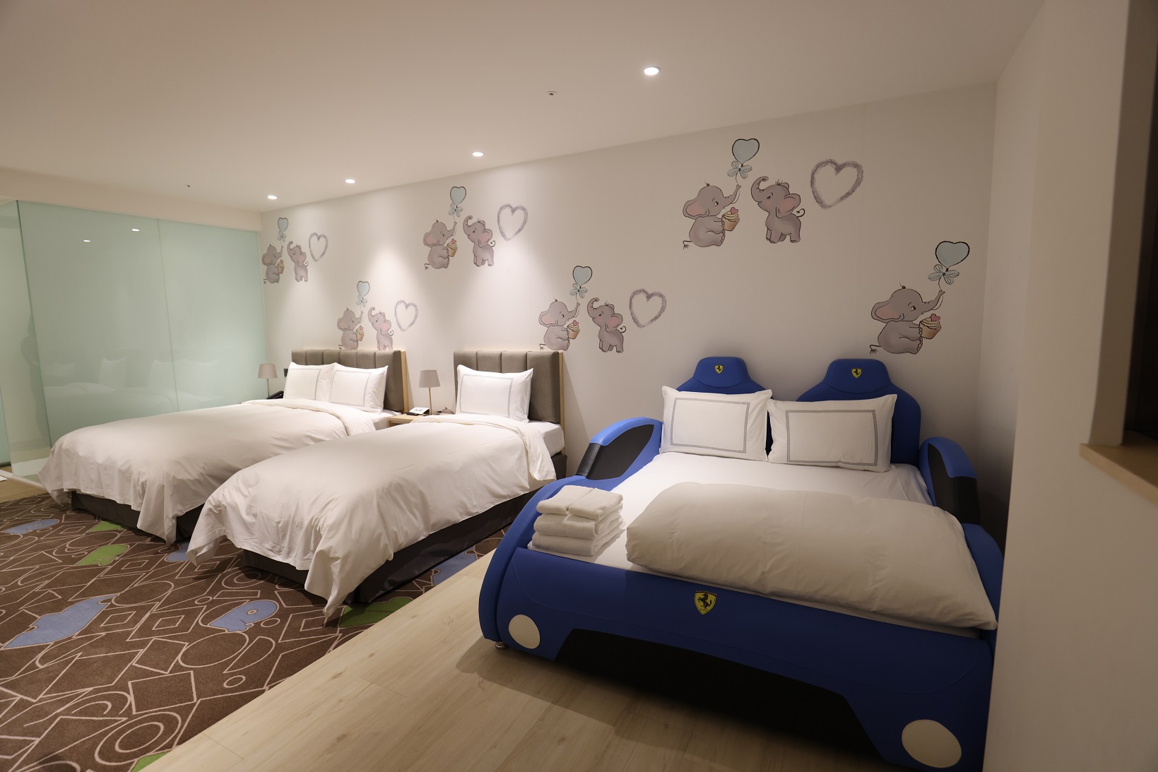 「卡樂親子主題客房」最多可以睡到5人。